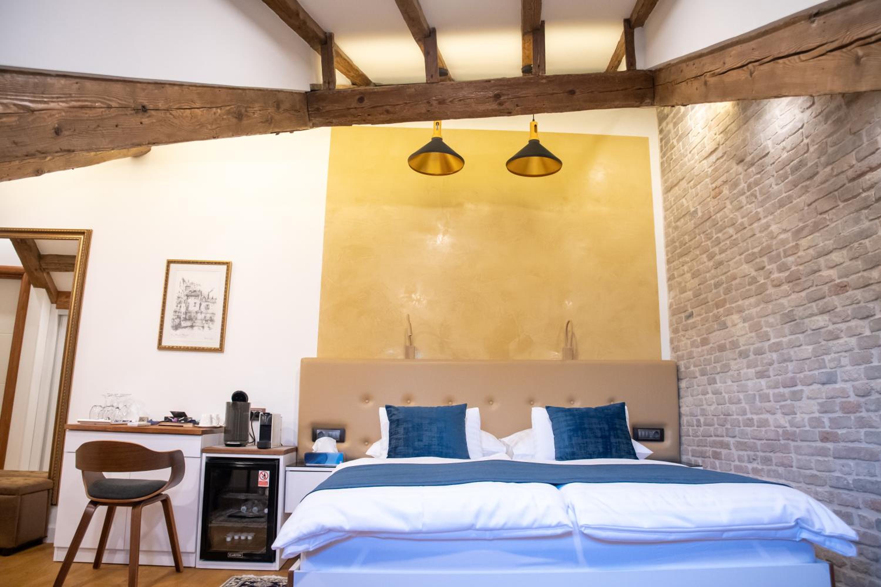 Deluxe King Room - Photo 19