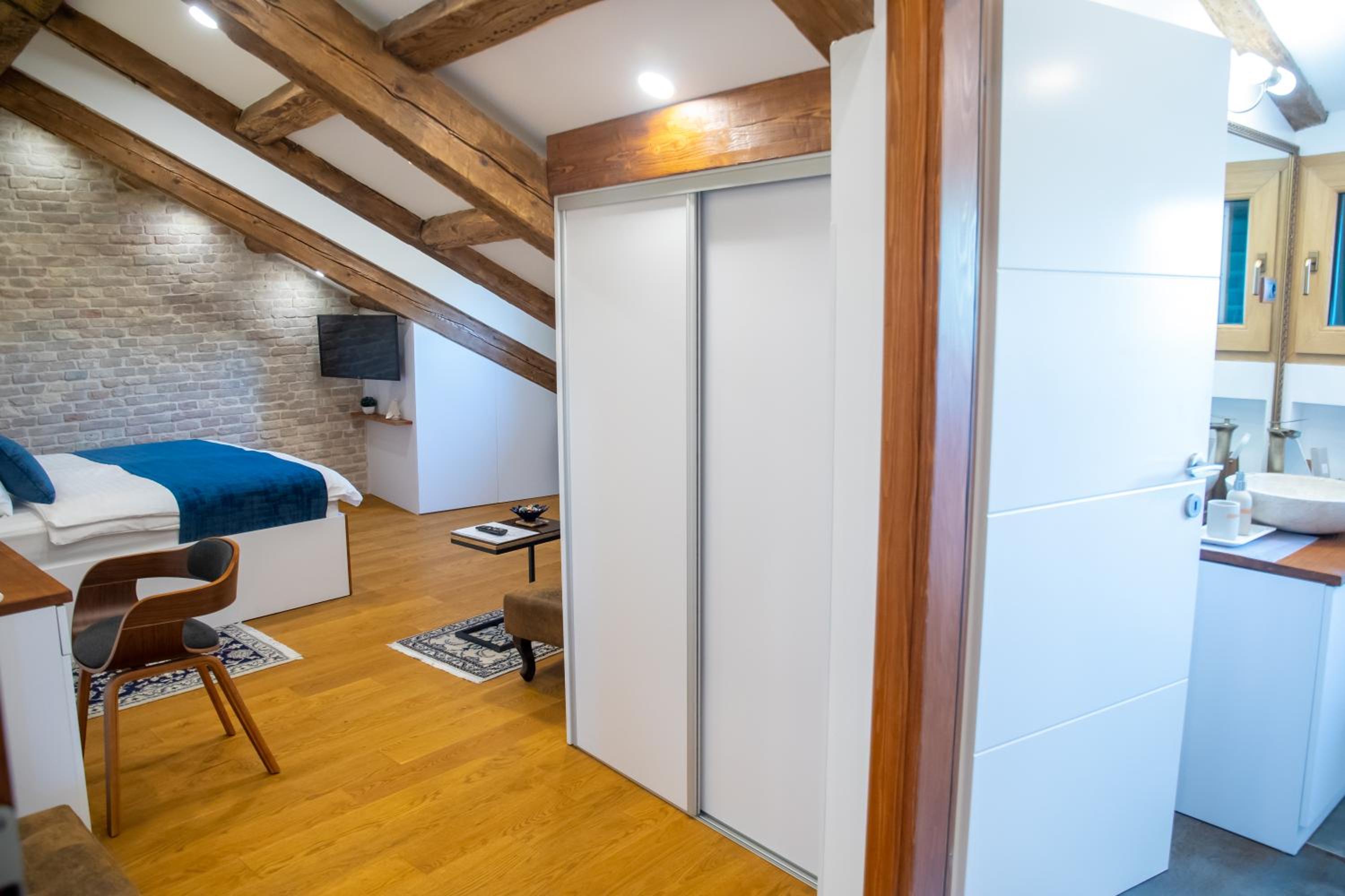 Deluxe King Room - Photo 18