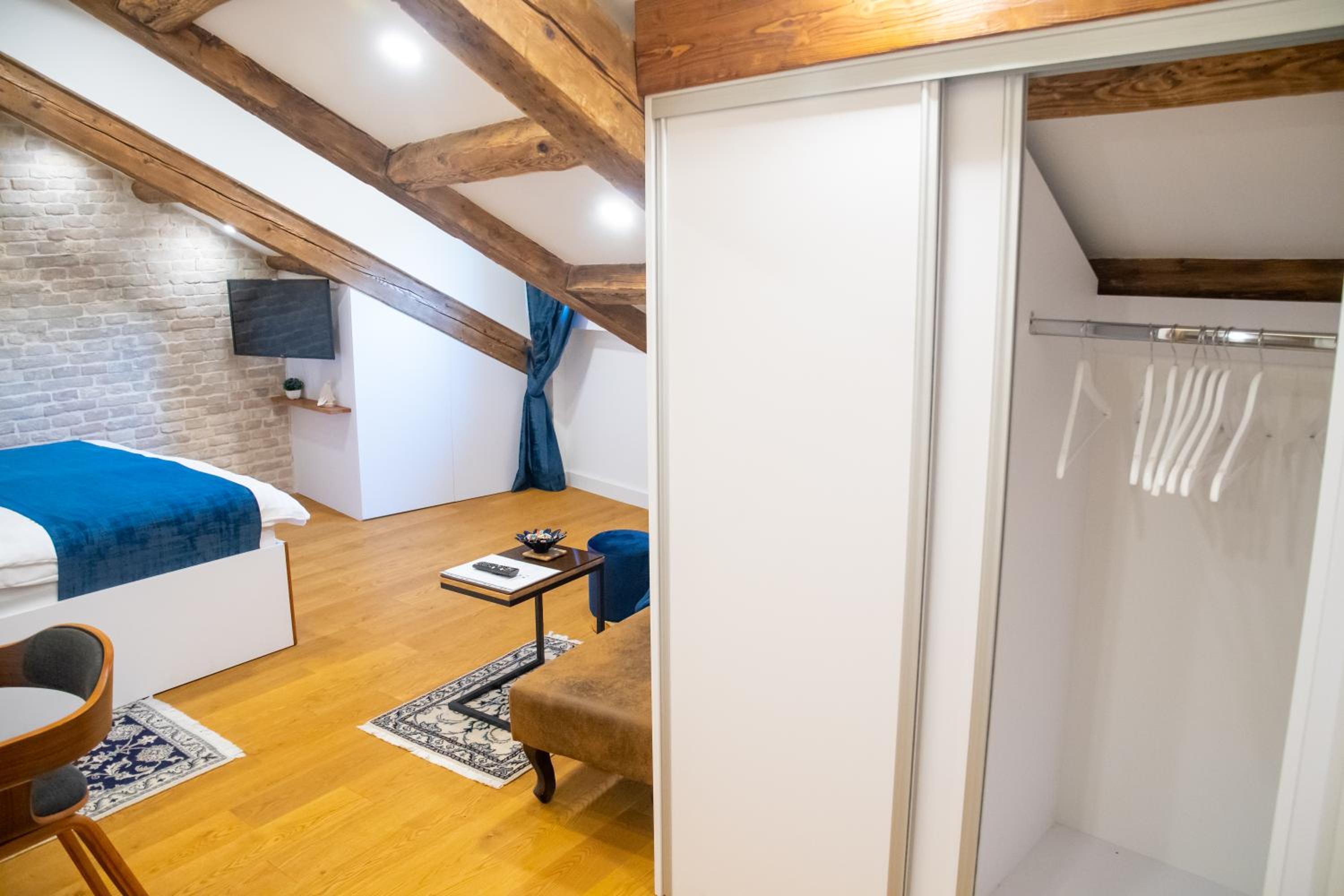 Deluxe King Room - Photo 8