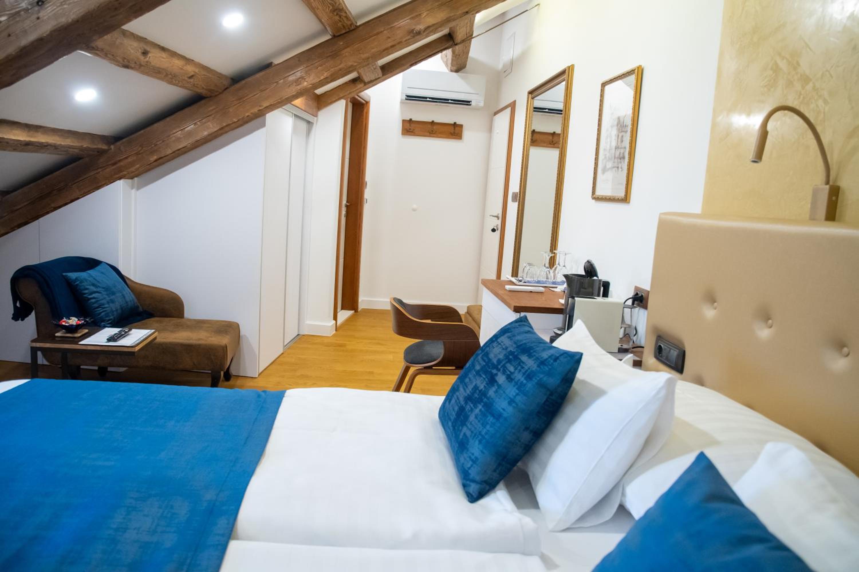 Deluxe King Room - Photo 13