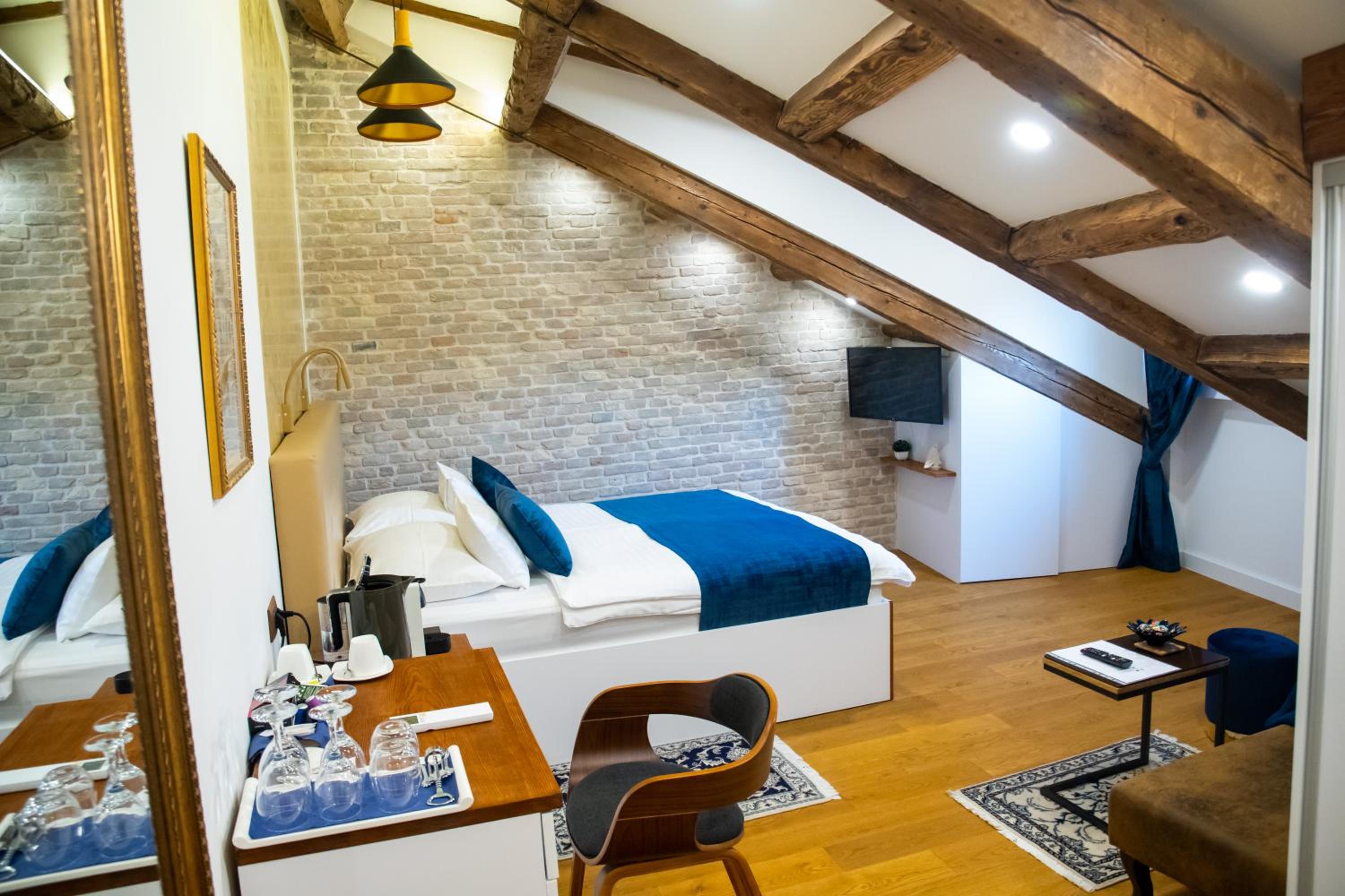 Deluxe King Room - Photo 17
