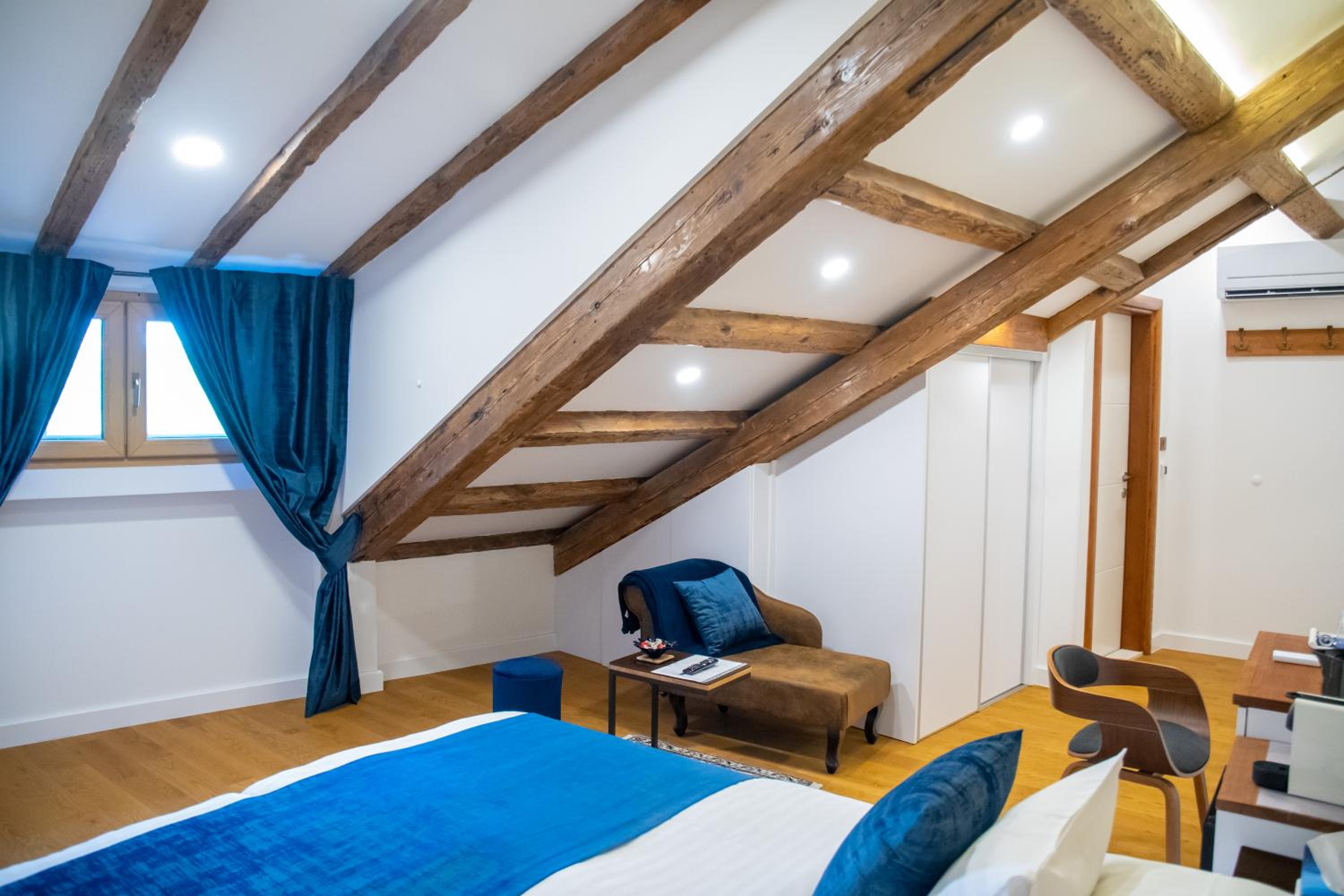 Deluxe King Room - Photo 1