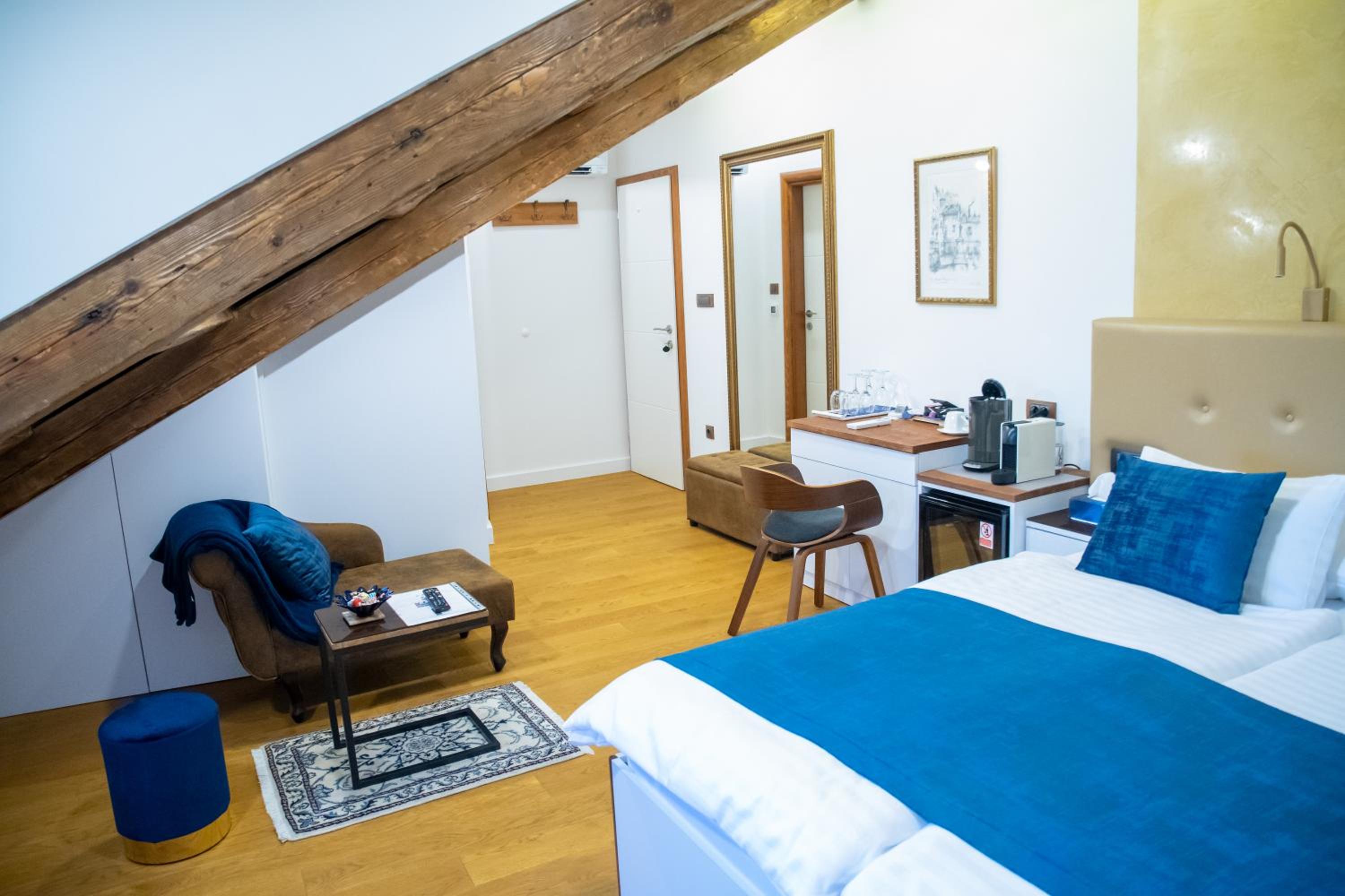 Deluxe King Room - Photo 14