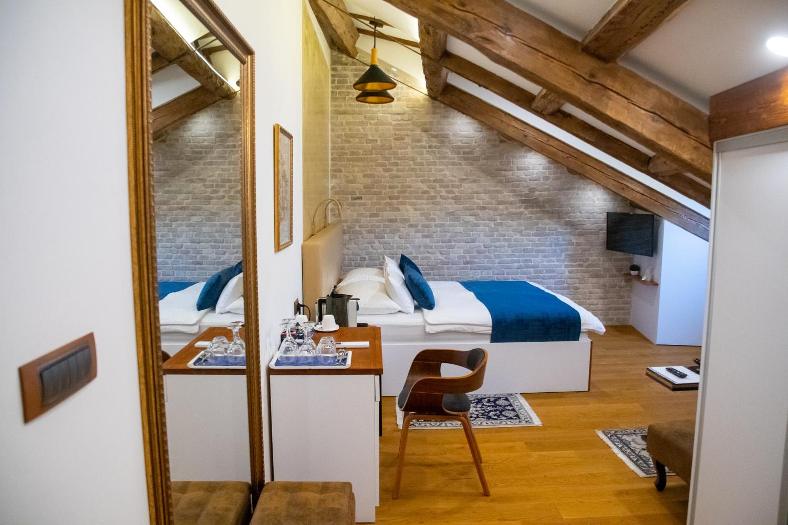 Deluxe King Room - Photo 10