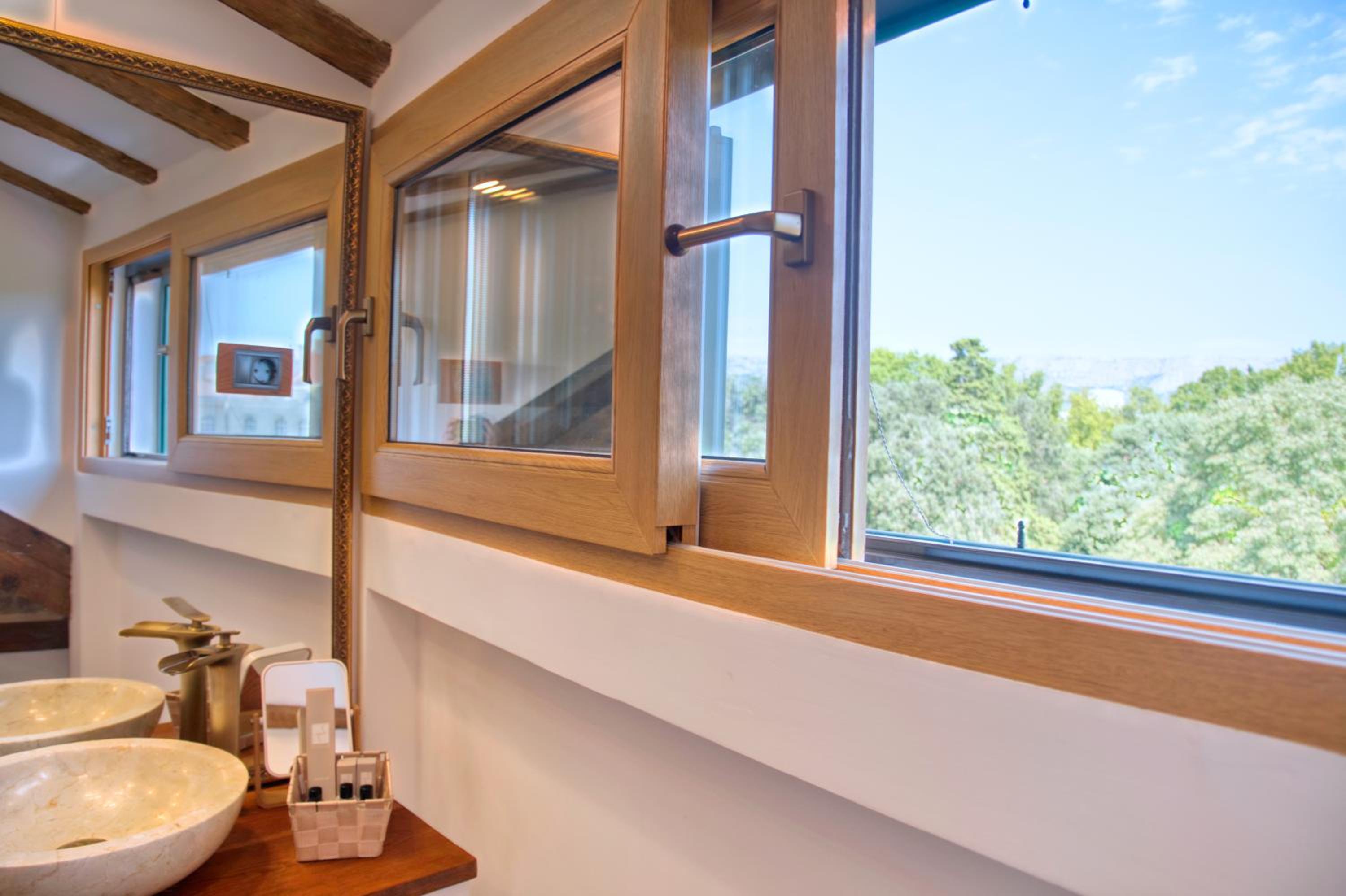 Deluxe King Room - Photo 9