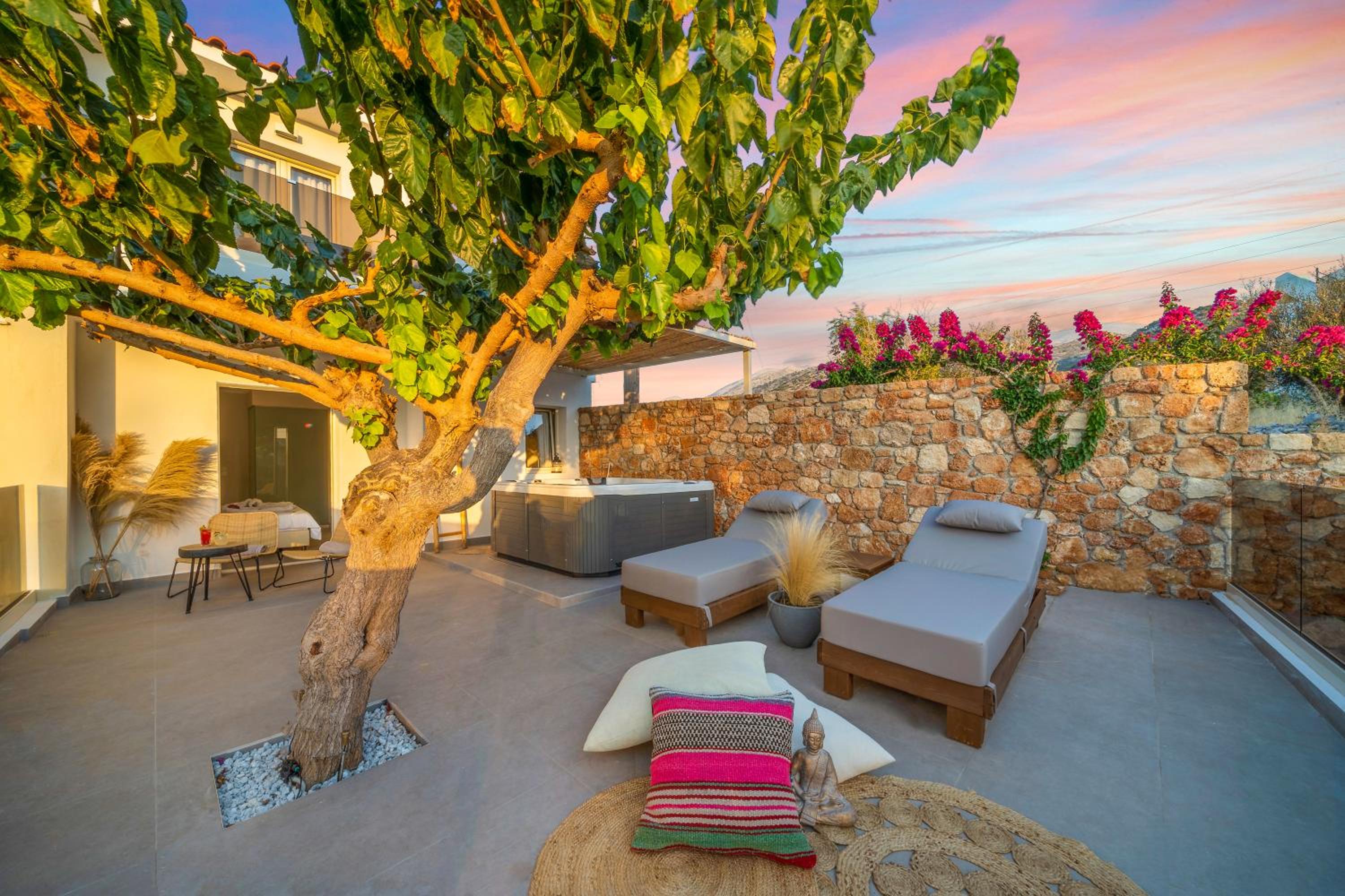 Superior Suite with Outdoor Hydrojet and Sea View - Photo 10