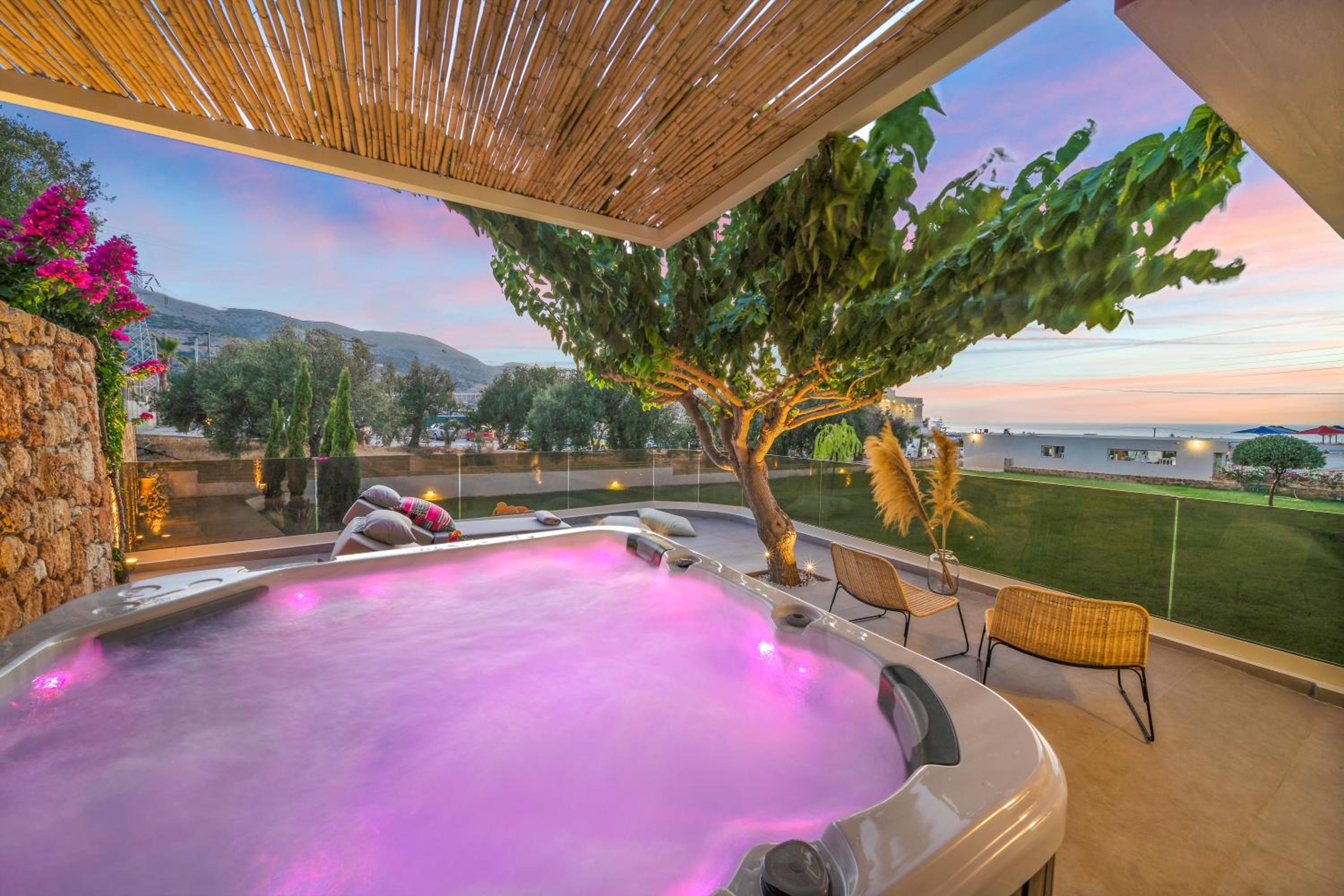 Superior Suite with Outdoor Hydrojet and Sea View - Photo 9