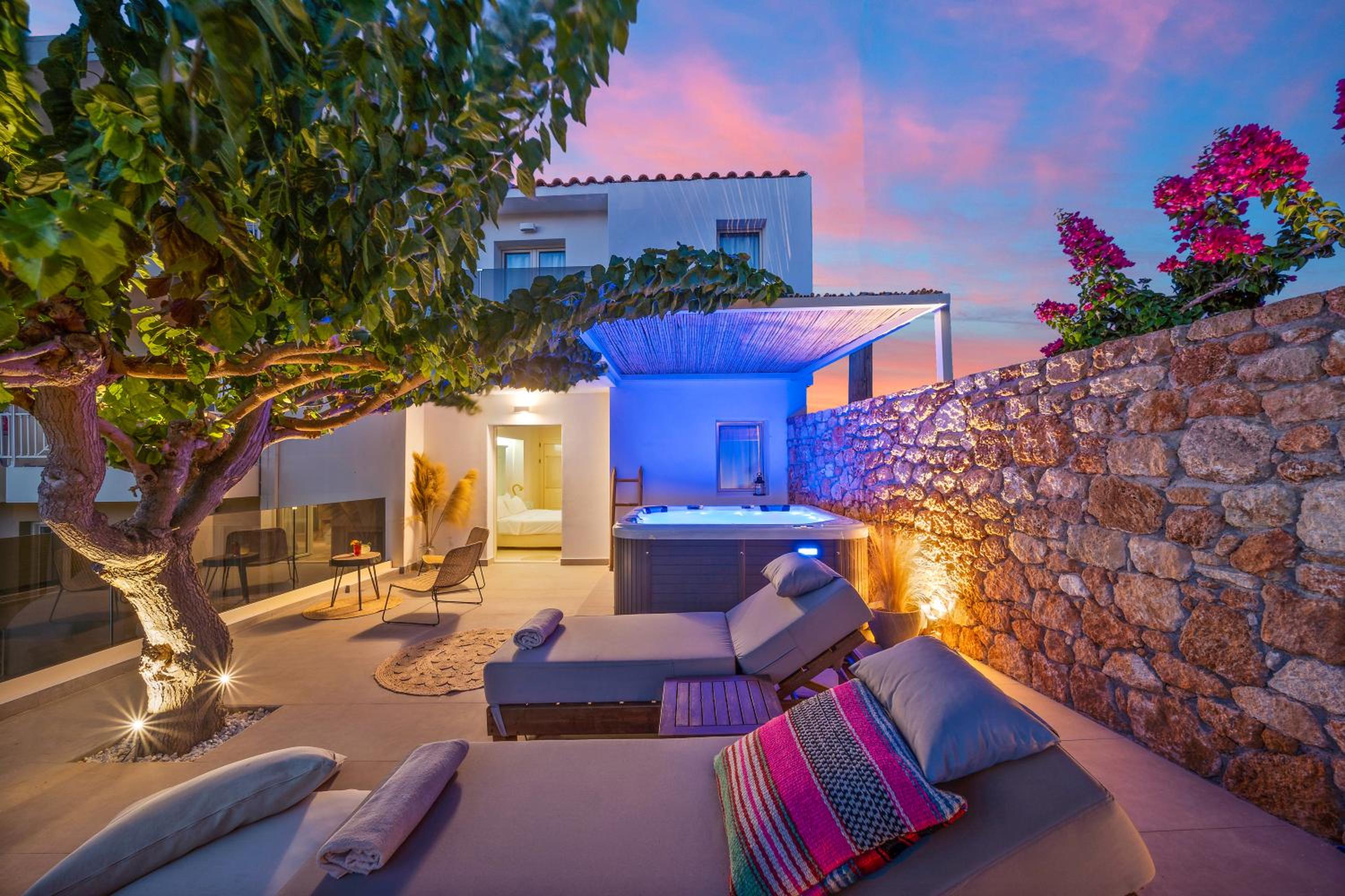 Superior Suite with Outdoor Hydrojet and Sea View - Photo 8