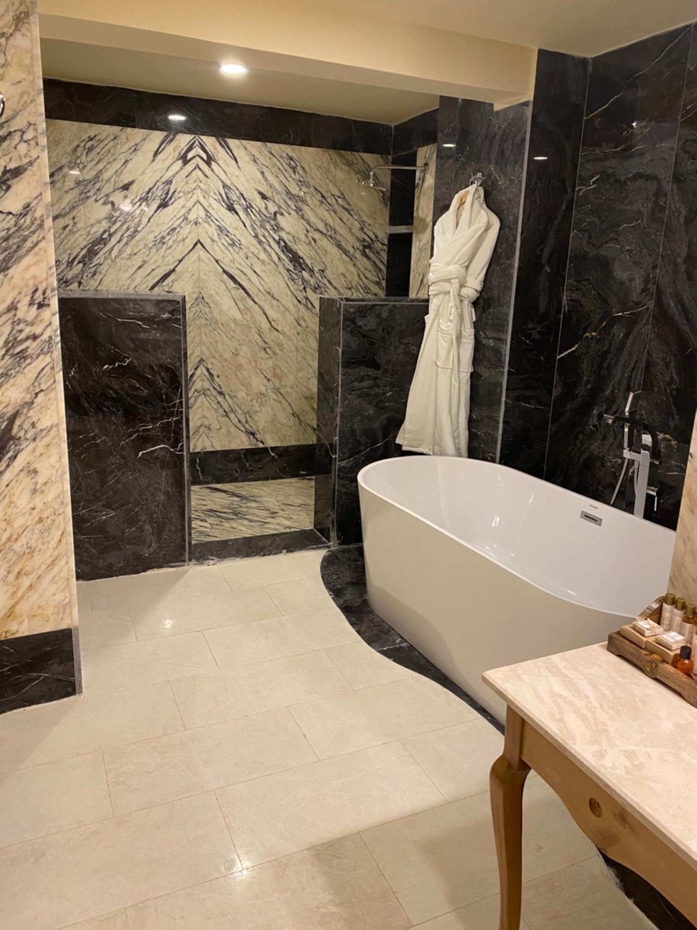 Stone Suite with Balcony - Photo 11