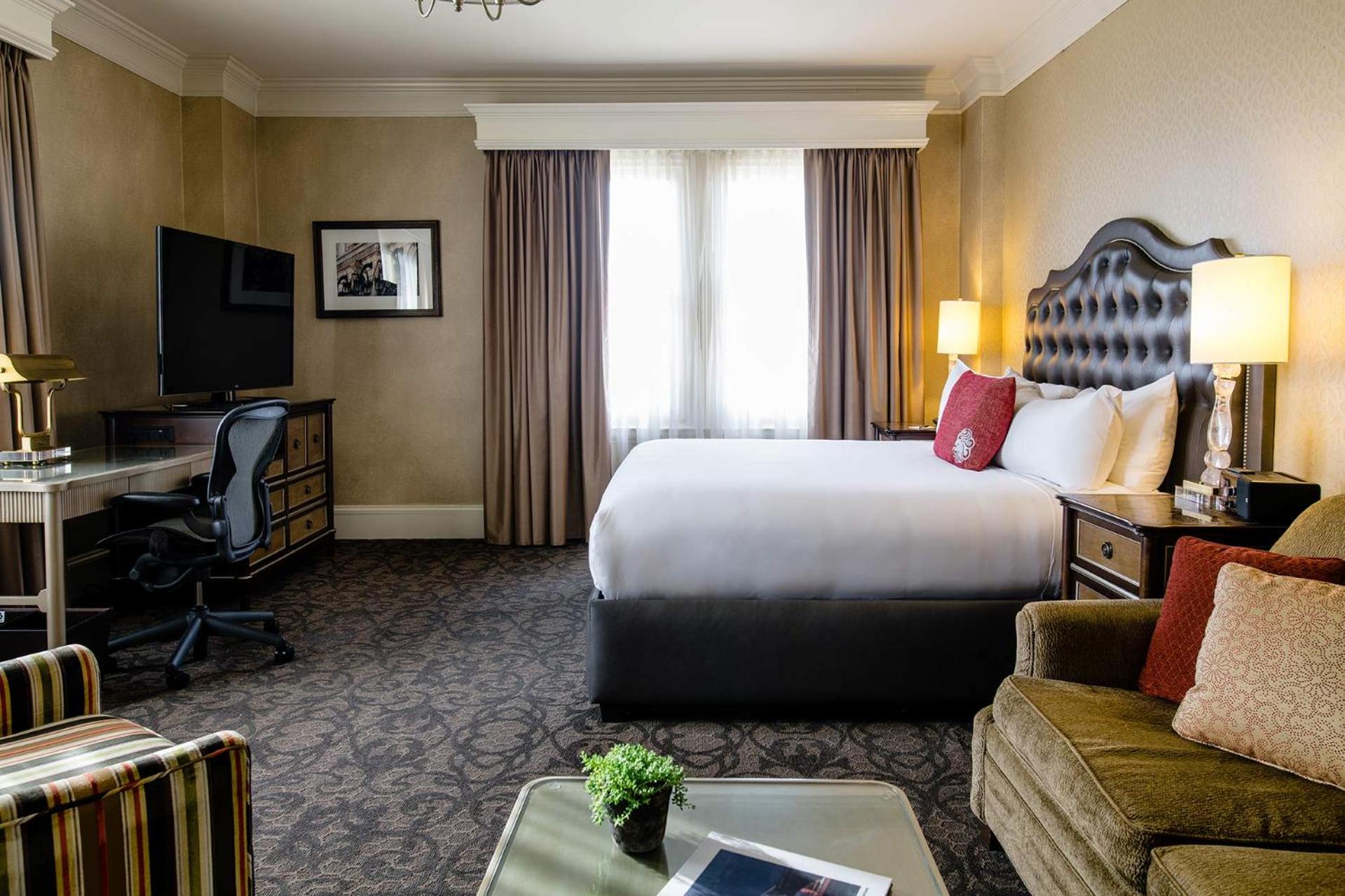 Executive Room with One King - Photo 3