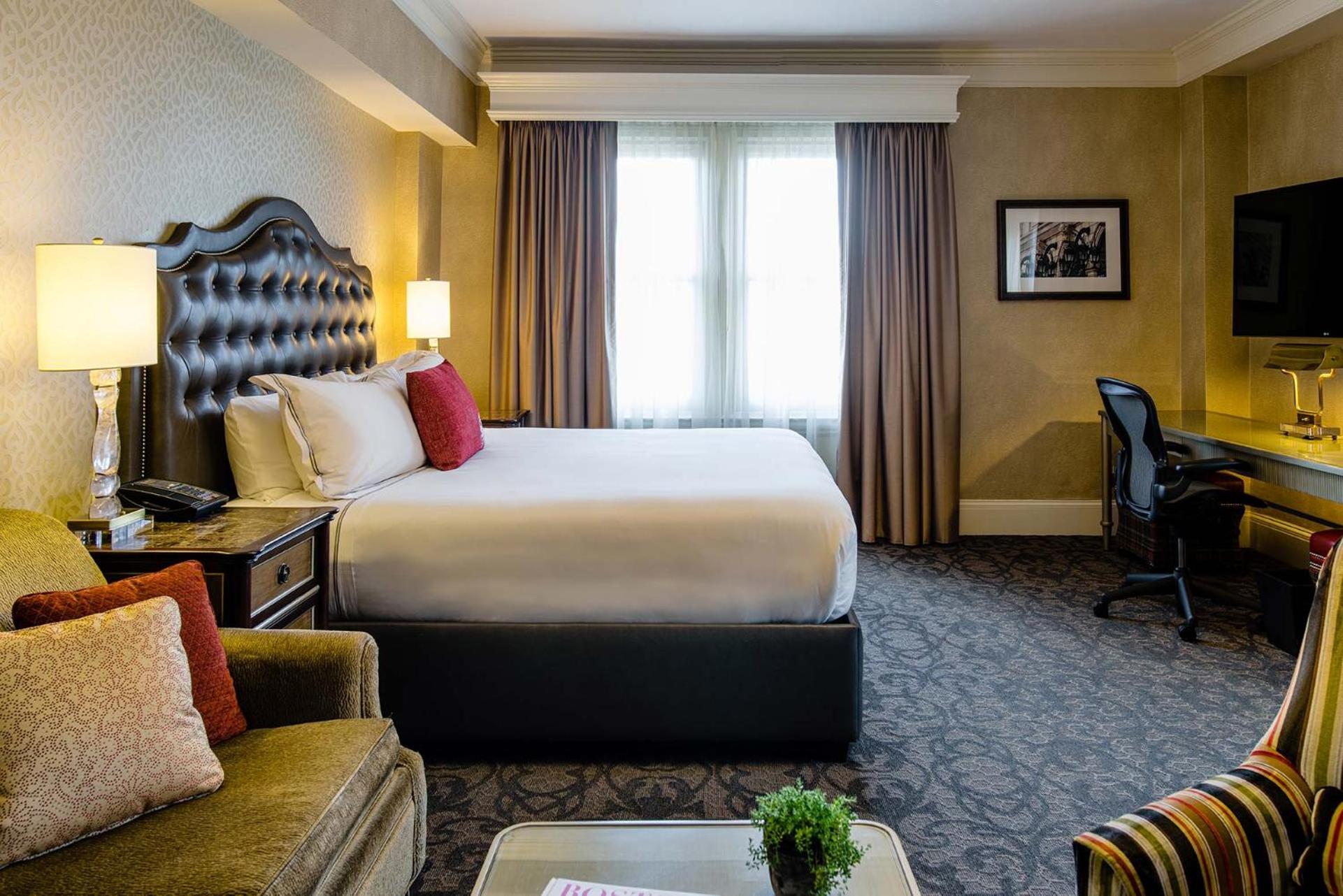 Executive Room with One King - Photo 2