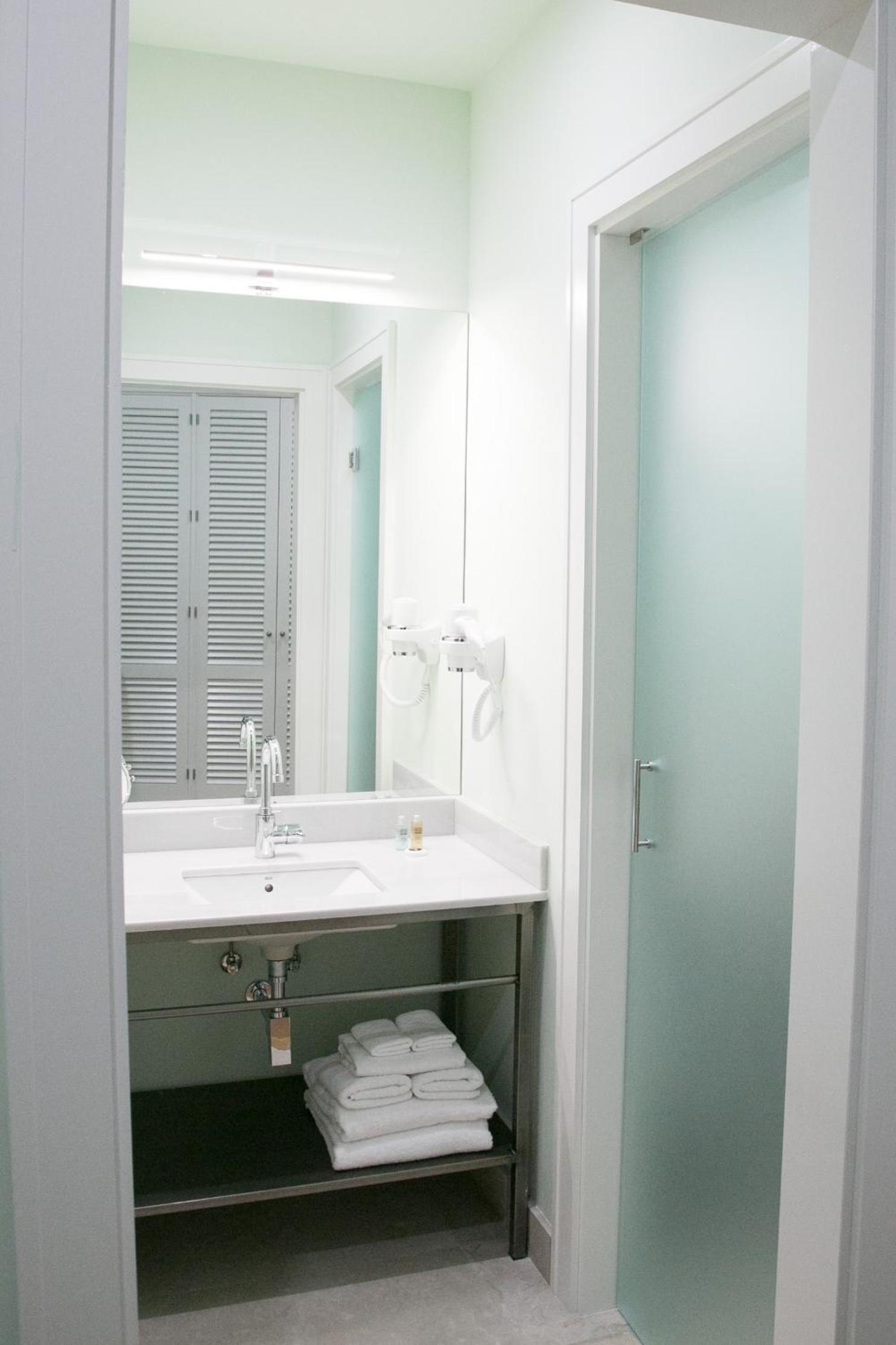 Standard Suite - Photo 32