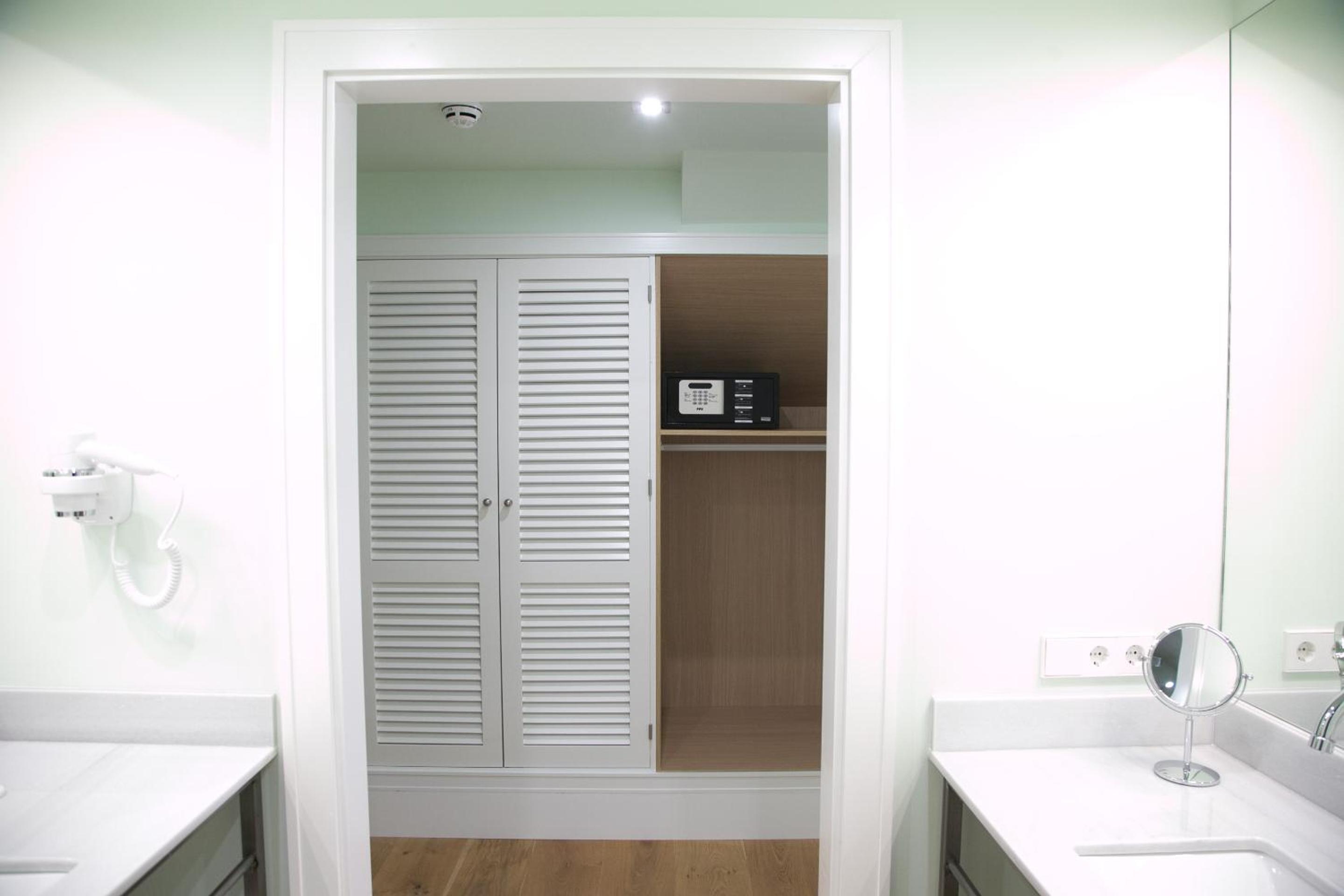 Suite with Hot Tub - Photo 35