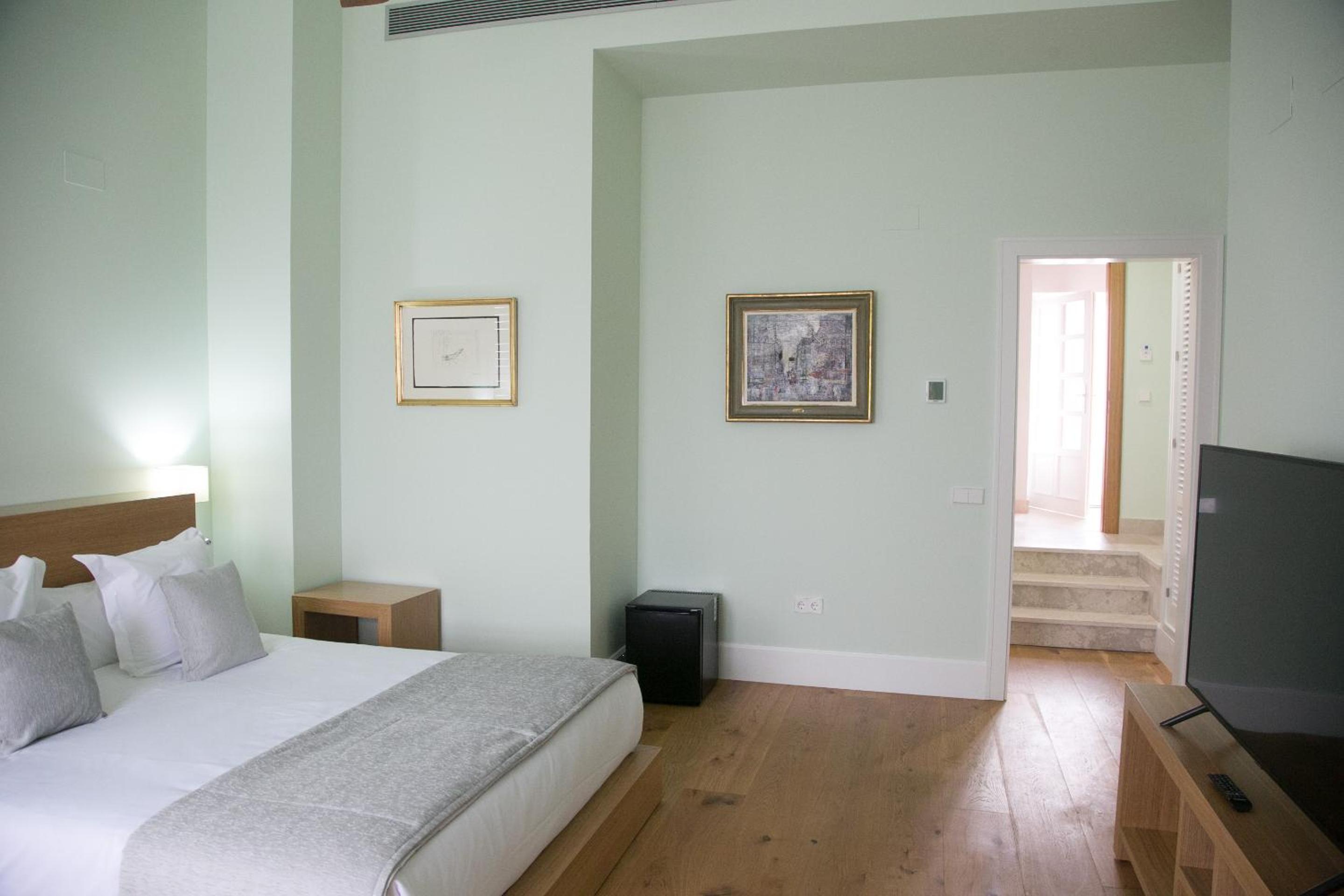 Deluxe Suite - Photo 7