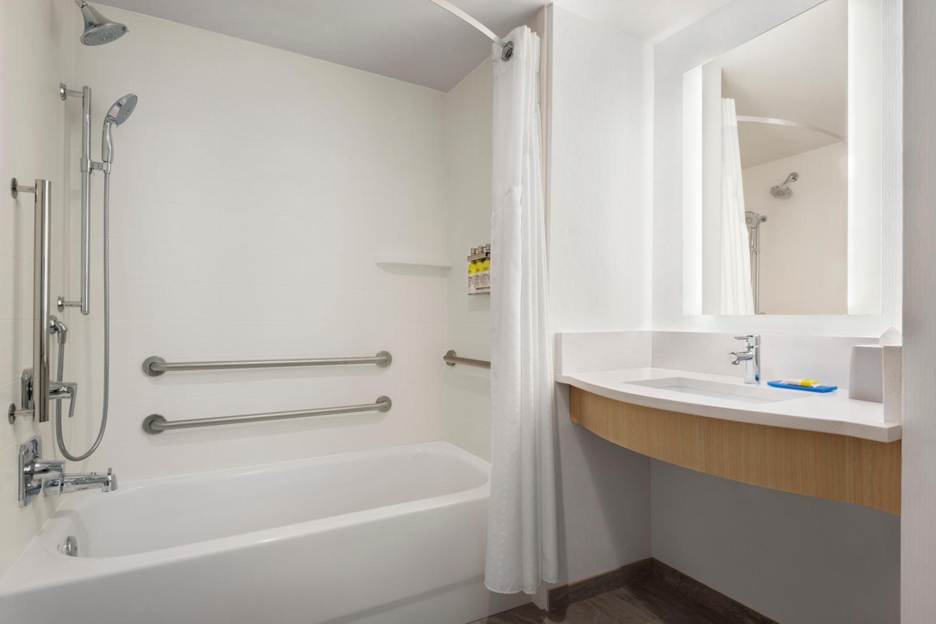 Queen Room with Two Queen Beds and Mobility Accessible Bathtub - Photo 2