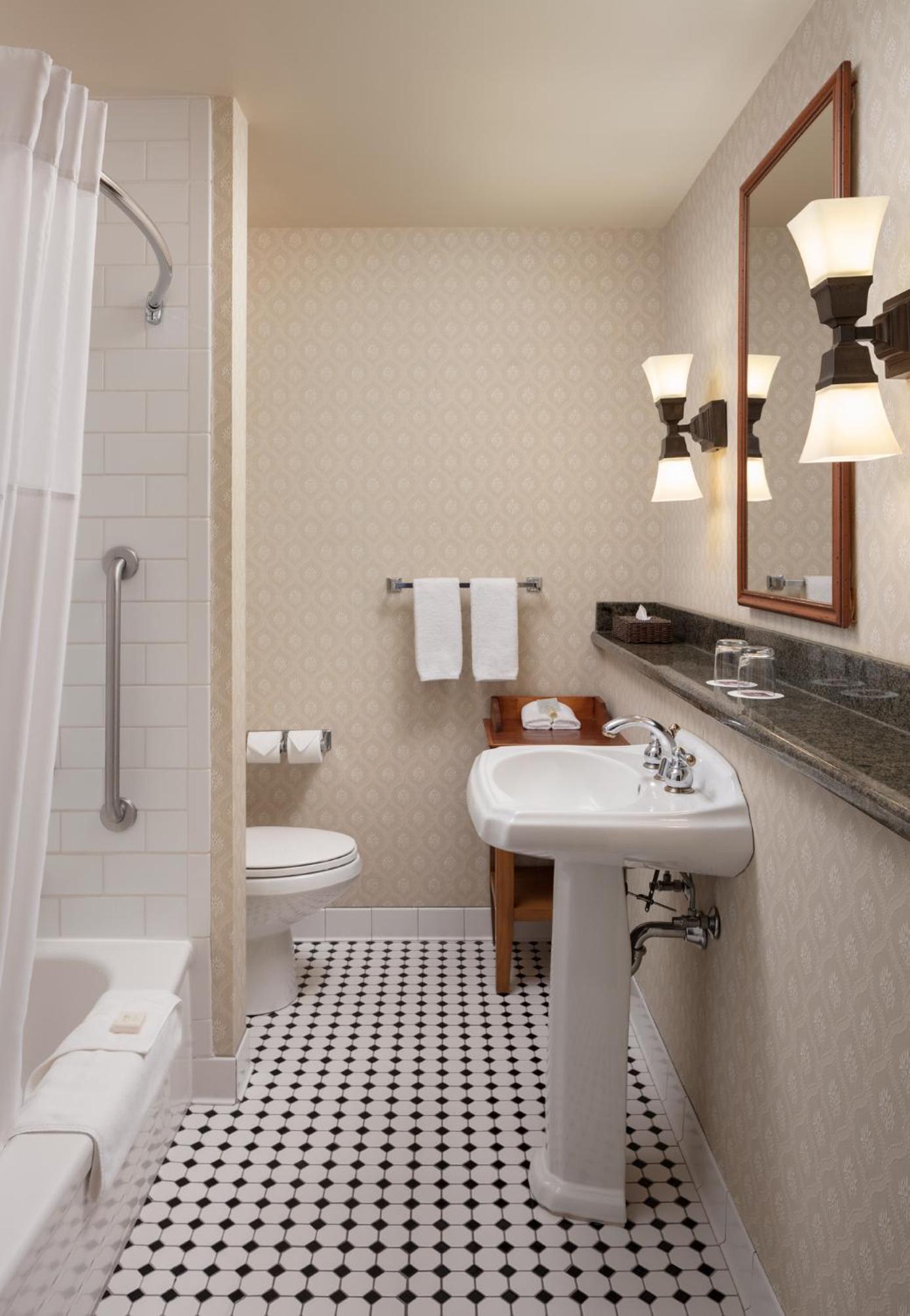 Deluxe King Room - Photo 2