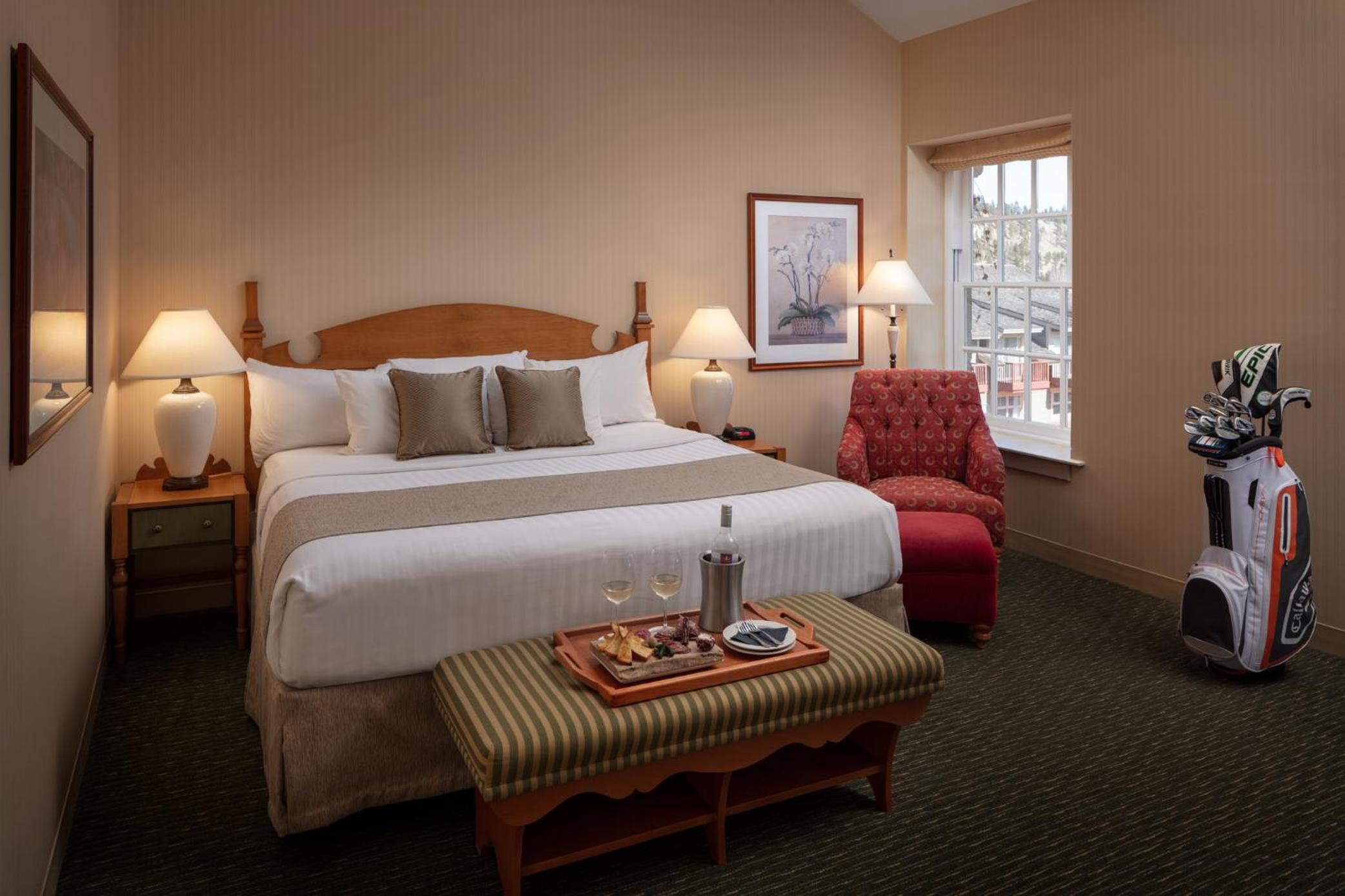 Deluxe King Room - Photo 7