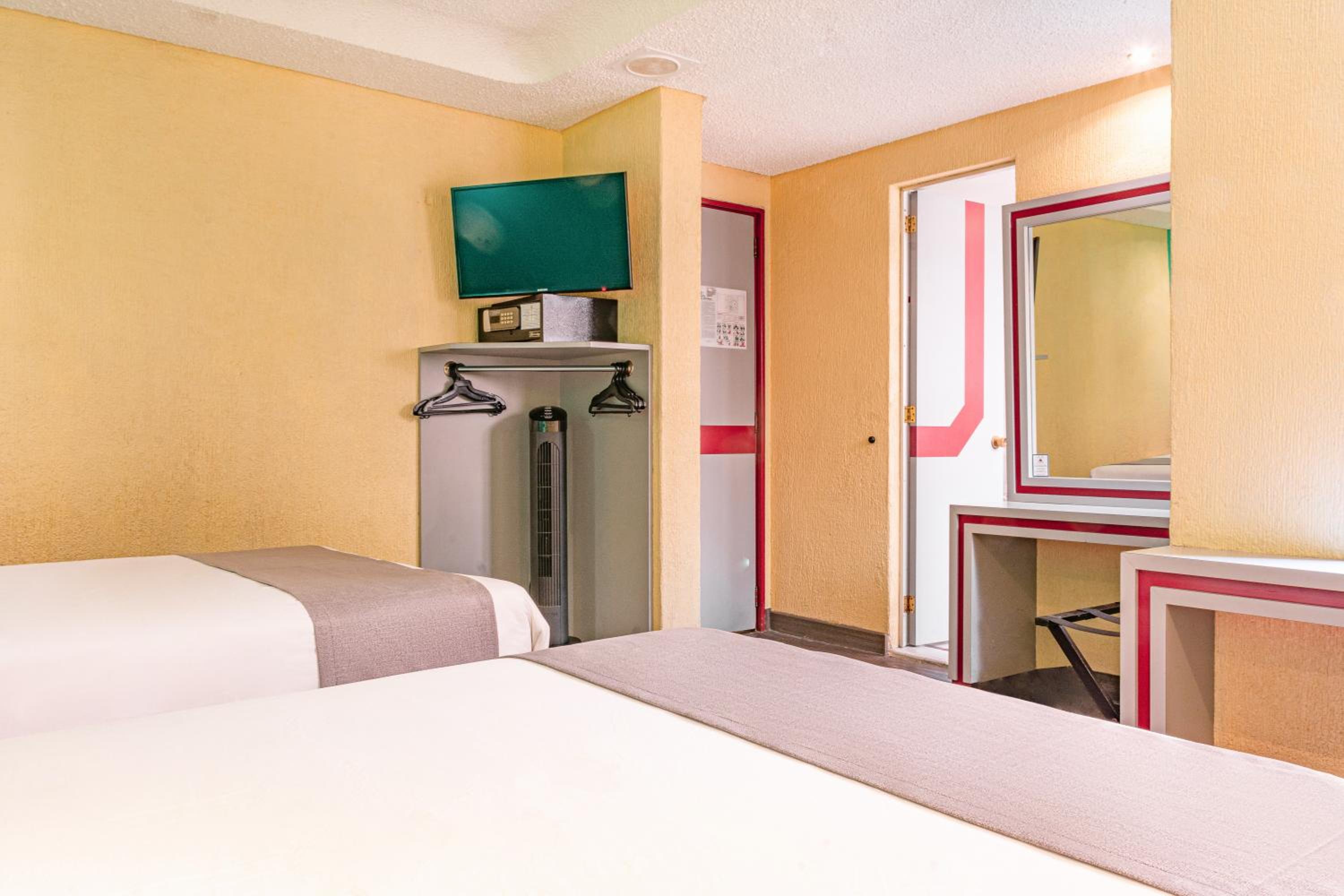 Standard Queen Room with Two Queen Beds photo 1