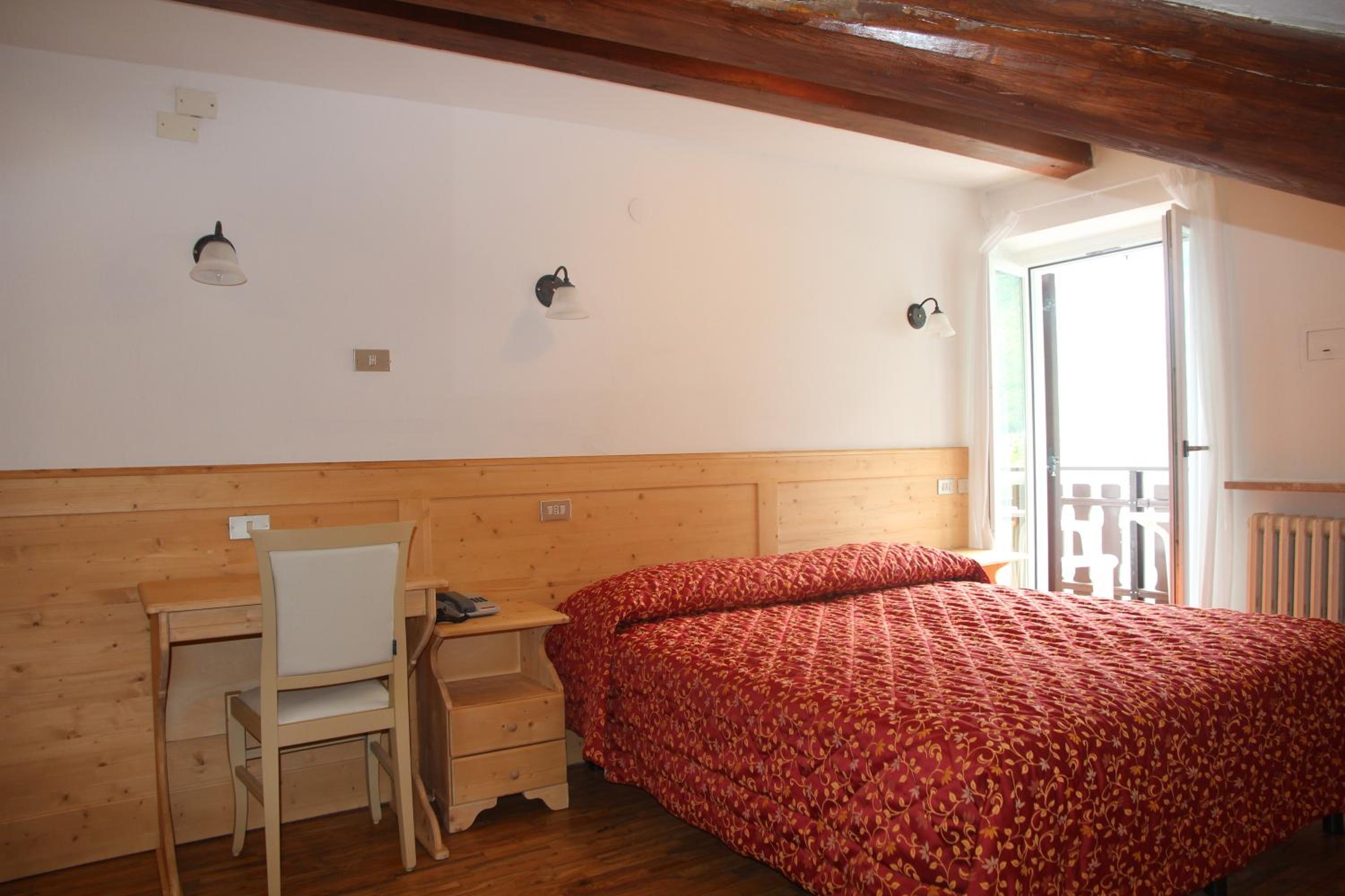 Double or Twin Room with Balcony and Lake and Mountain View photo 2