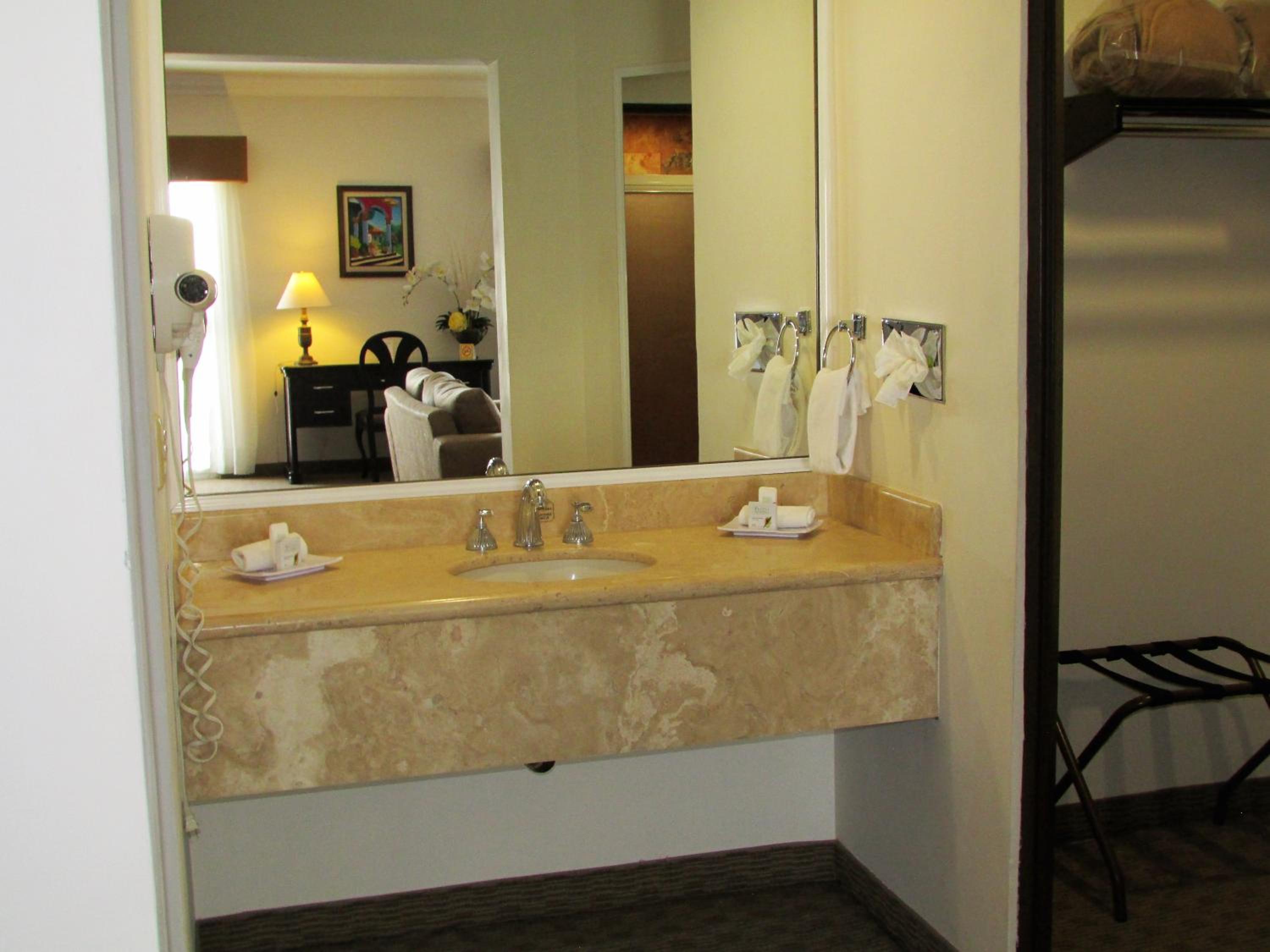 Suite with Two Double Beds - Non-Smoking - Photo 13