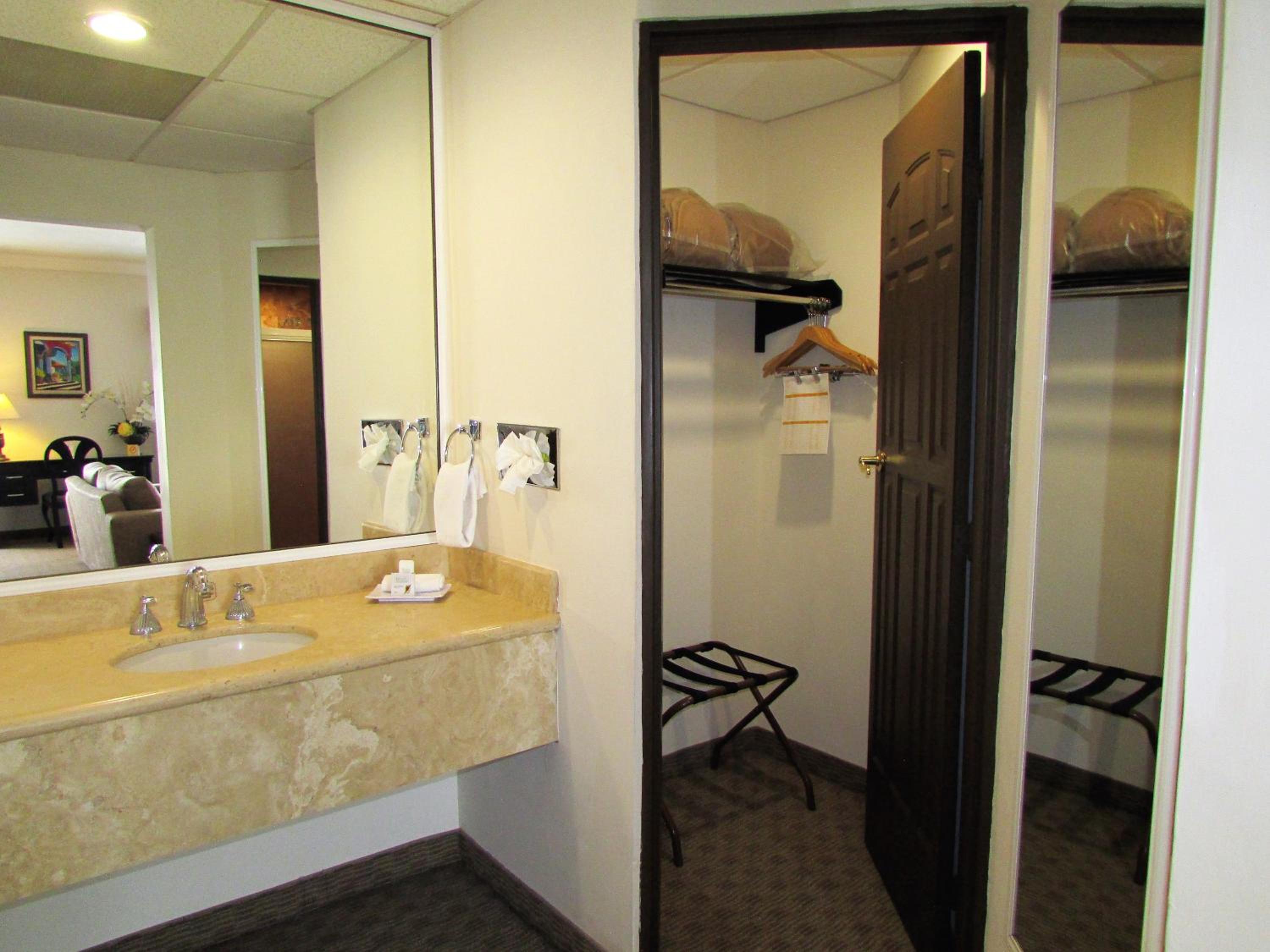 Suite with Two Double Beds - Non-Smoking - Photo 15