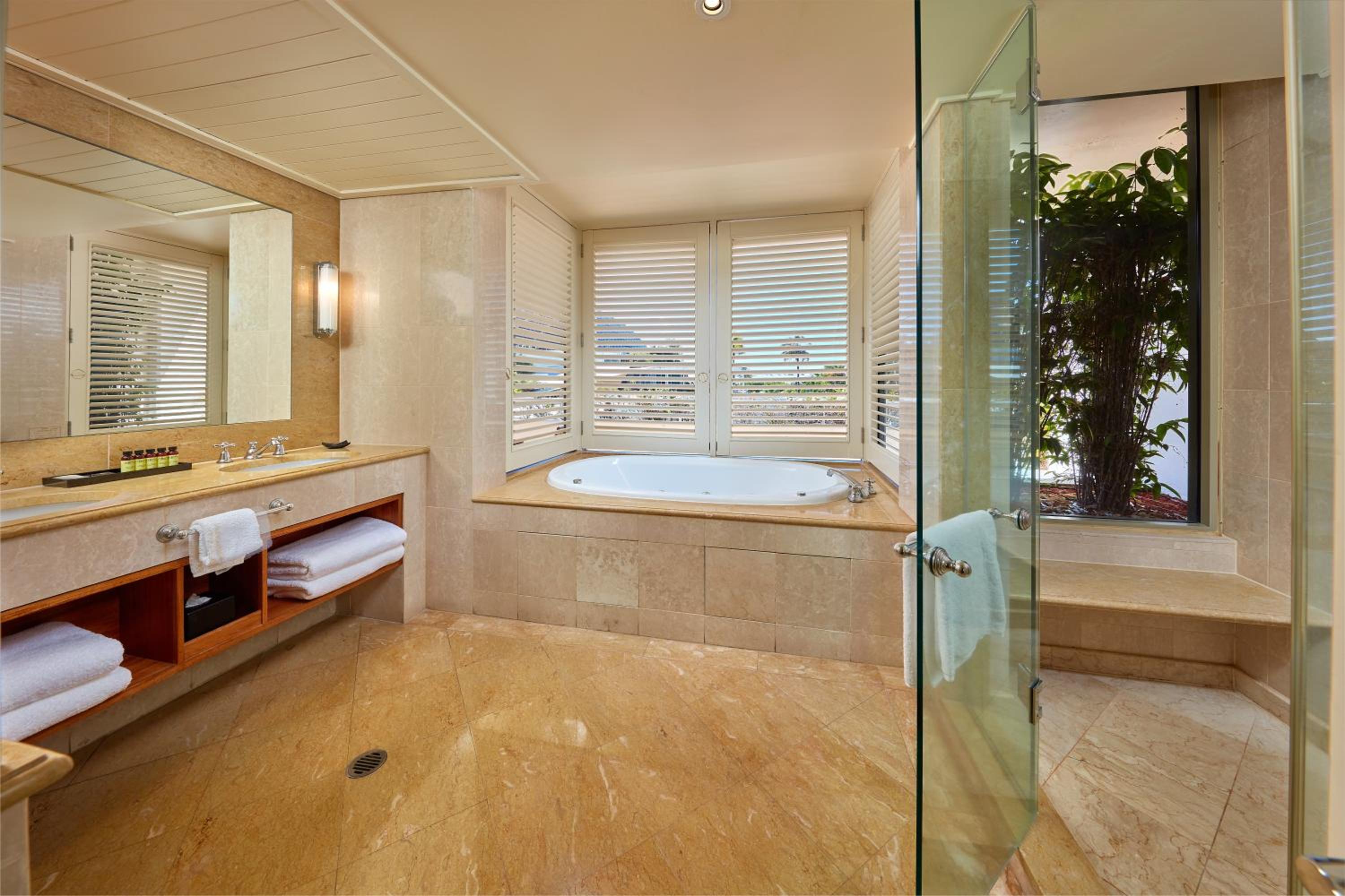 Junior King Suite with City View and Double Spa with one drink voucher  - Photo 6