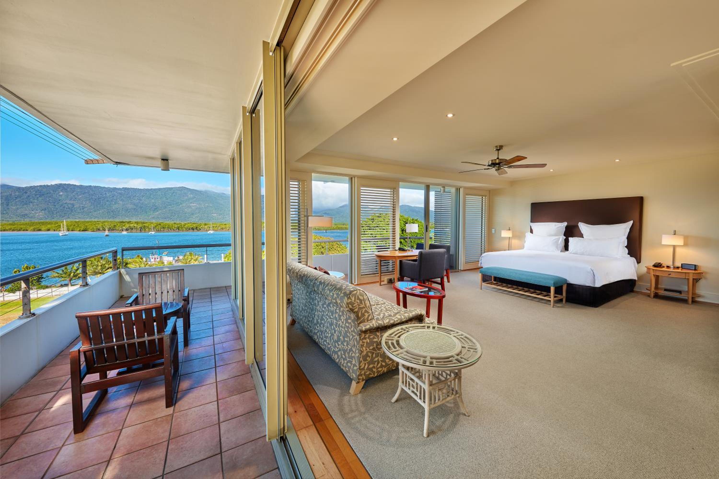 Premium Junior King Suite with Water Views and Double Spa with one drink voucher - Photo 5