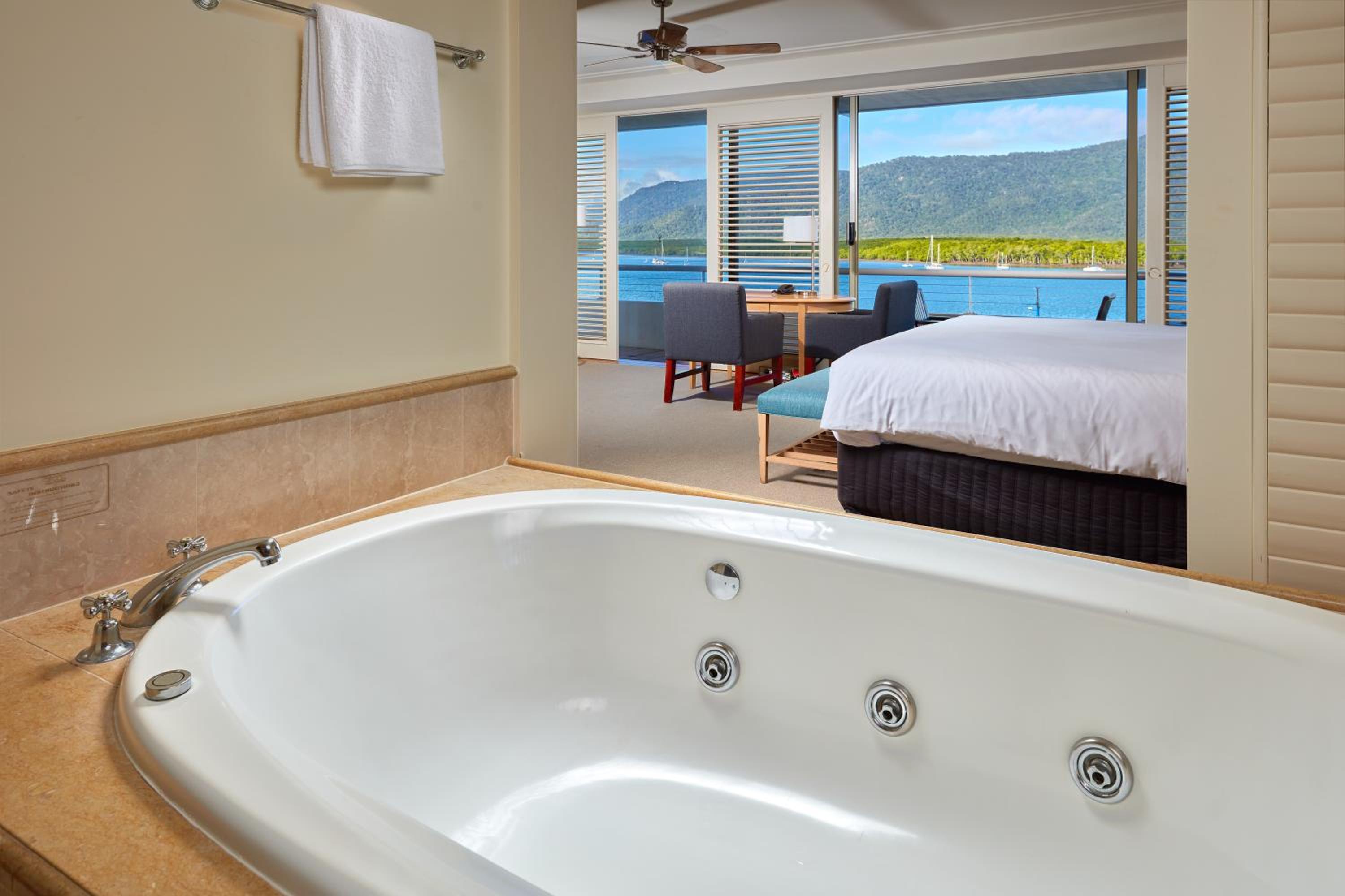 Premium Junior King Suite with Water Views and Double Spa with one drink voucher - Photo 4