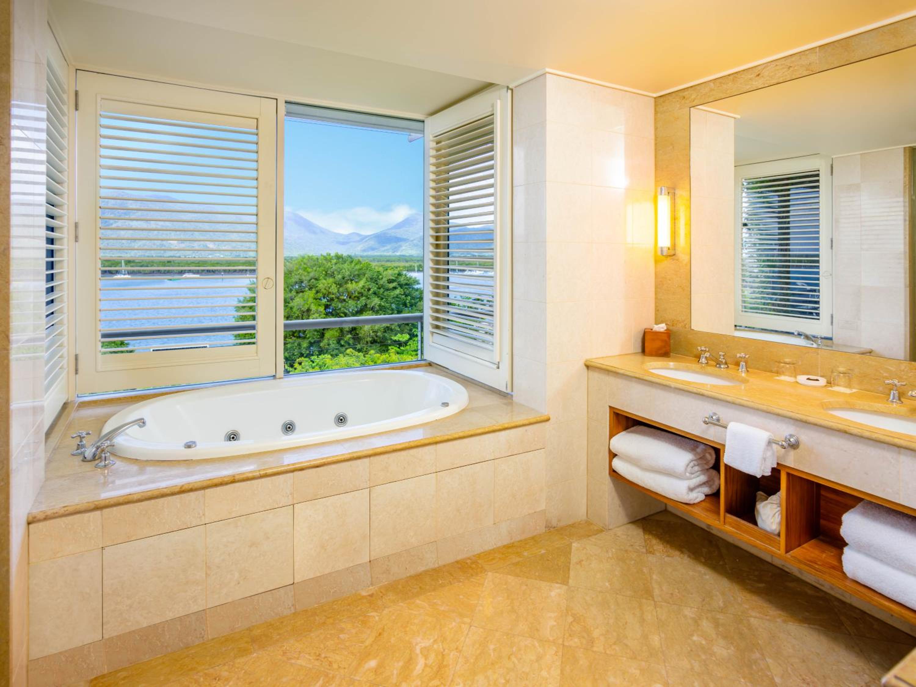 Premium Junior King Suite with Water Views and Double Spa with one drink voucher - Photo 6