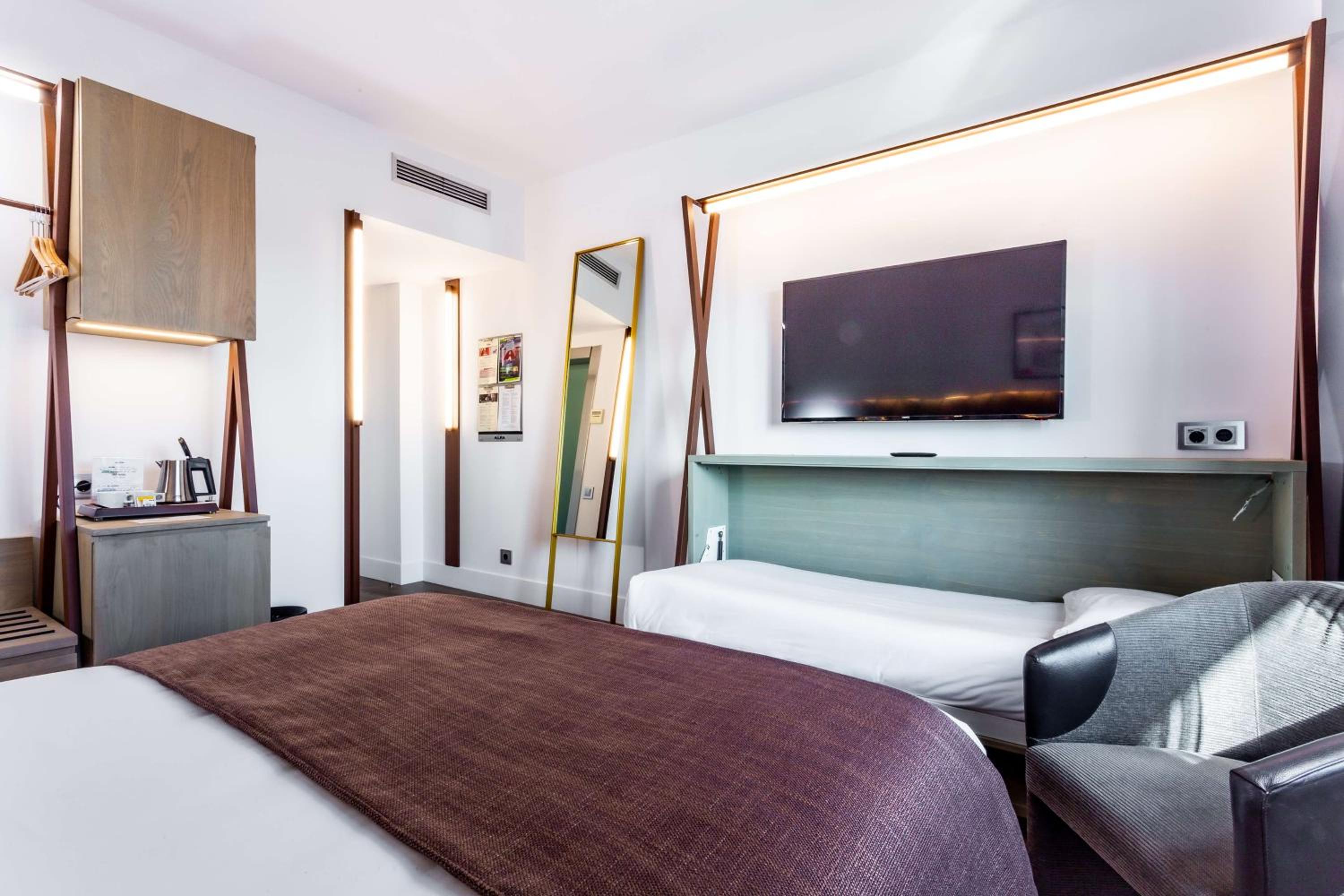 Standard Triple Room with One Double Bed and One Single Bed - Non-Smoking photo 3