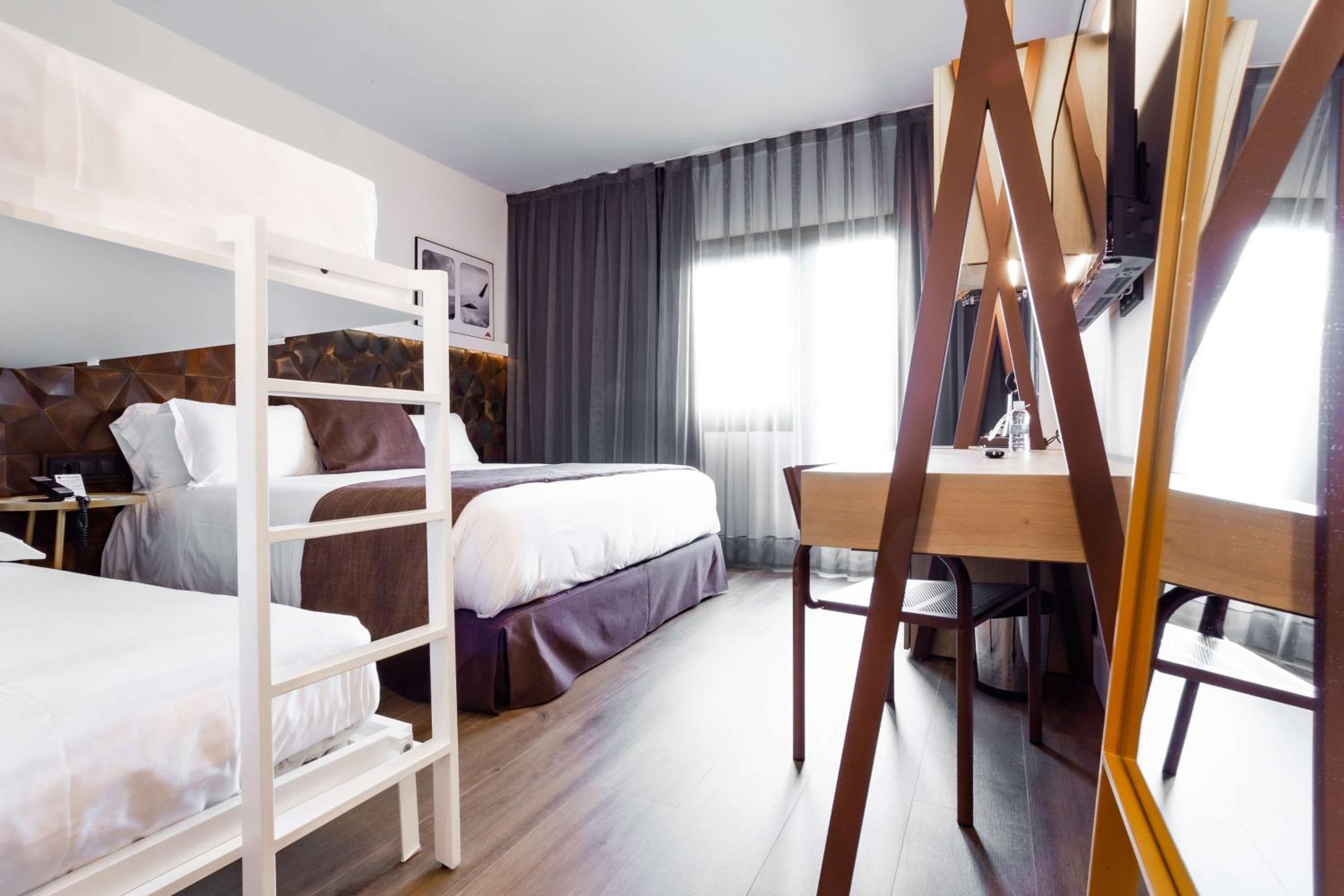 Standard Room with One King and Bunk Bed - Non-Smoking photo 1