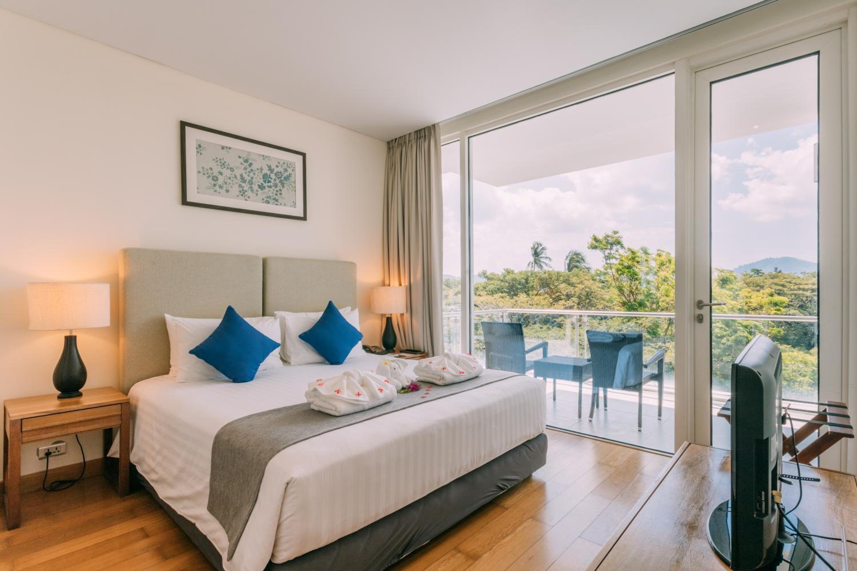 1 Bedroom Suite with Kitchen and Balcony