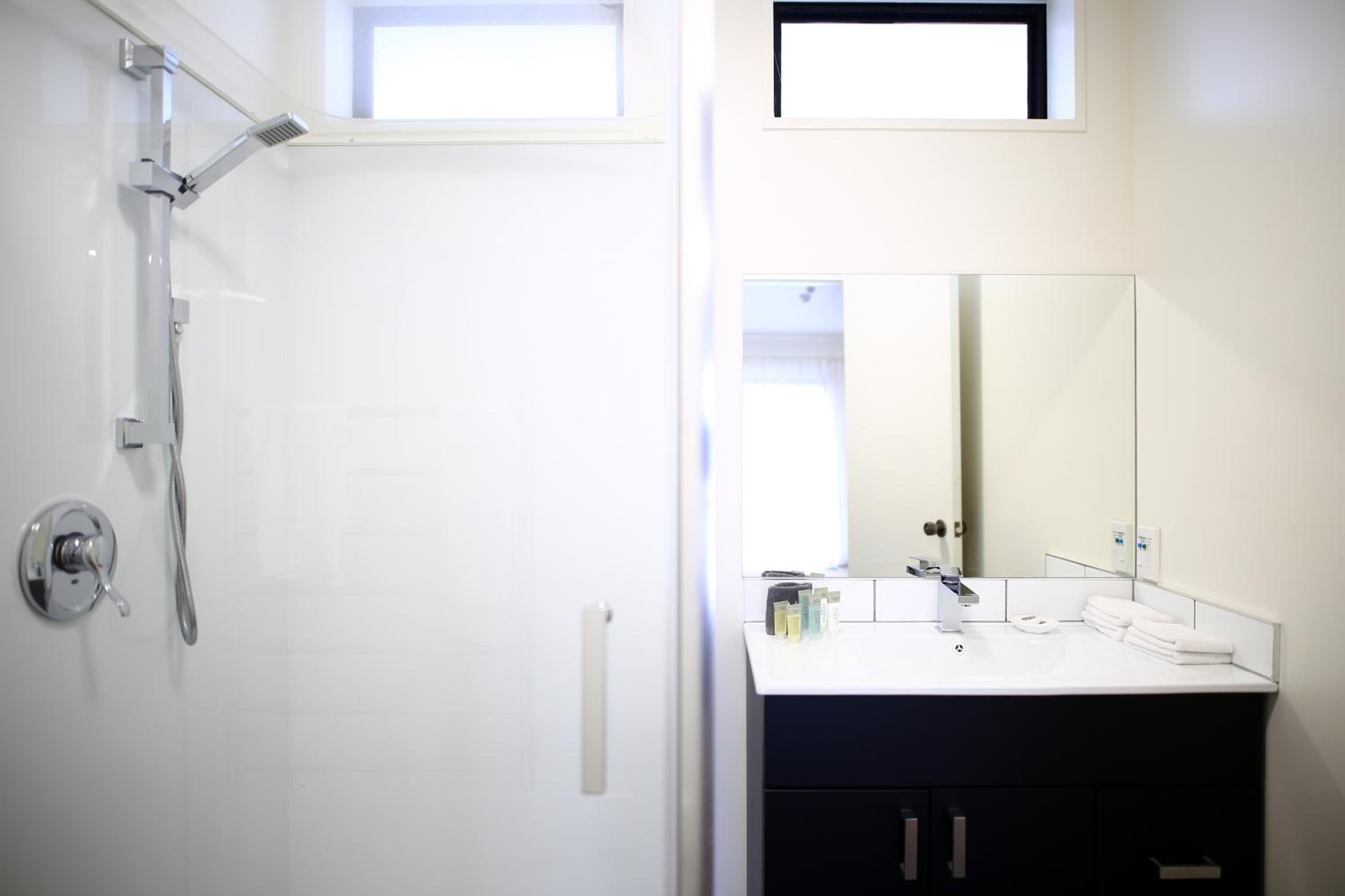 Luxury One Bedroom Apartment - Photo 5