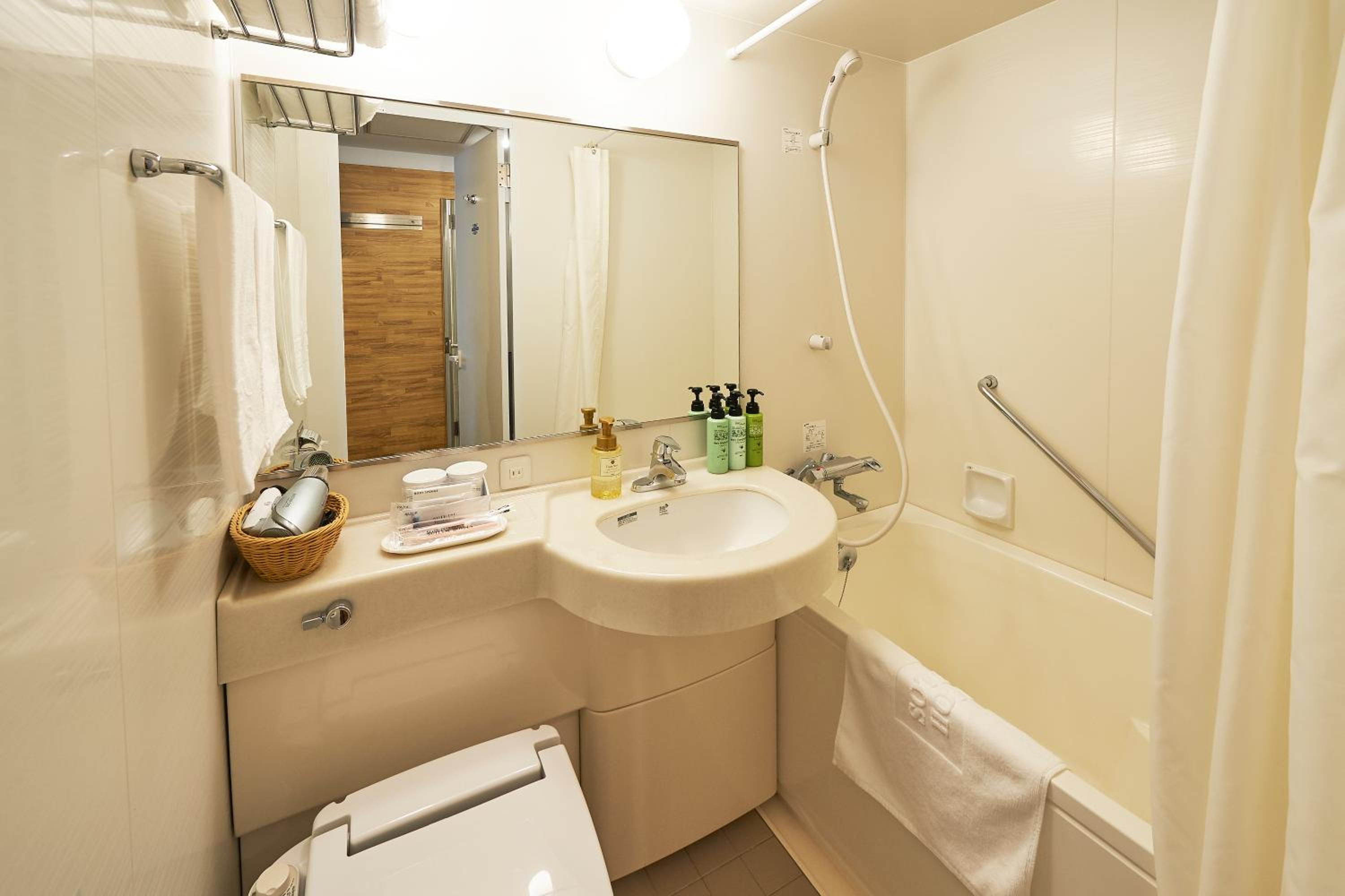 Twin Room - Non-Smoking photo 2