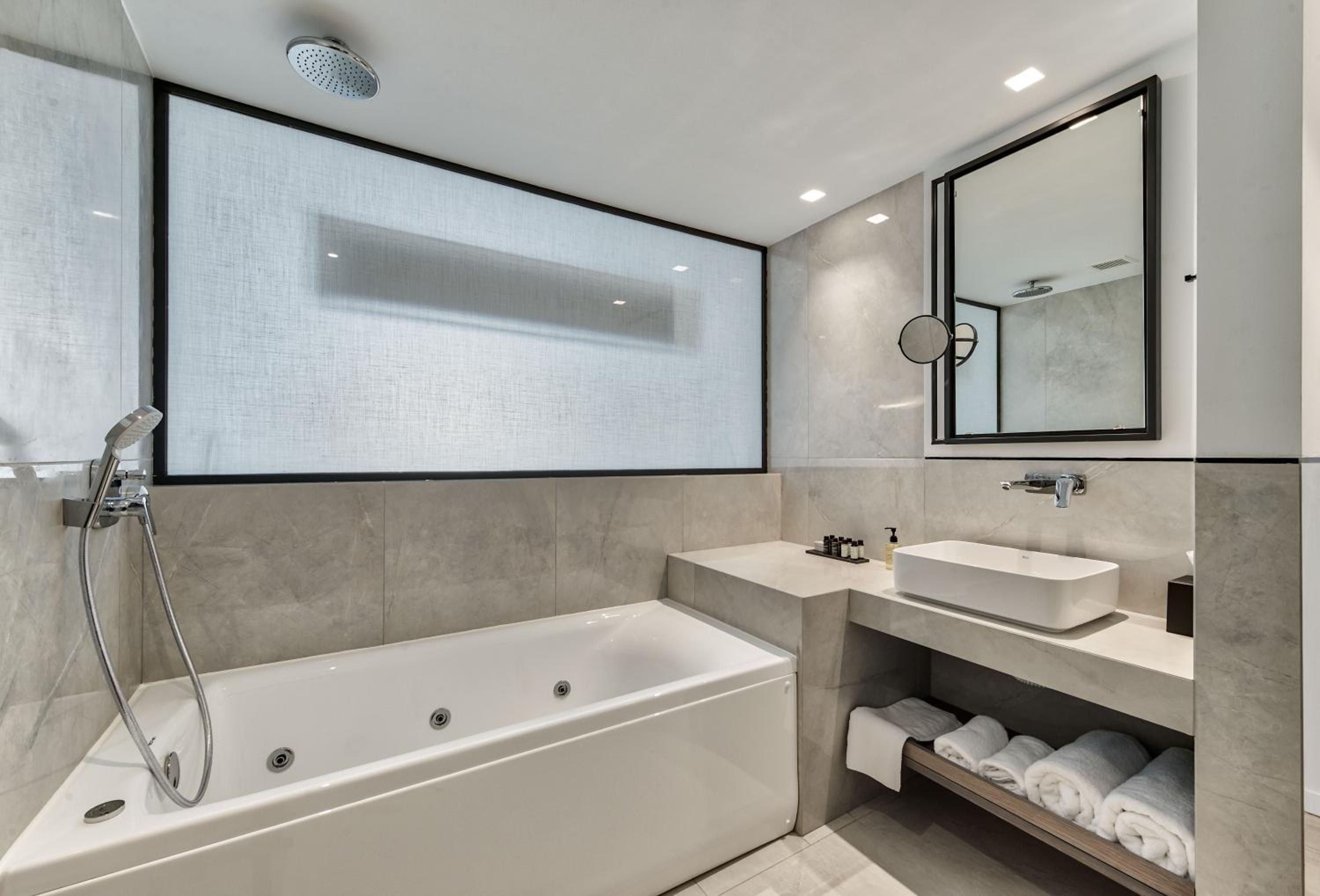 Suite with Sea View - Photo 9