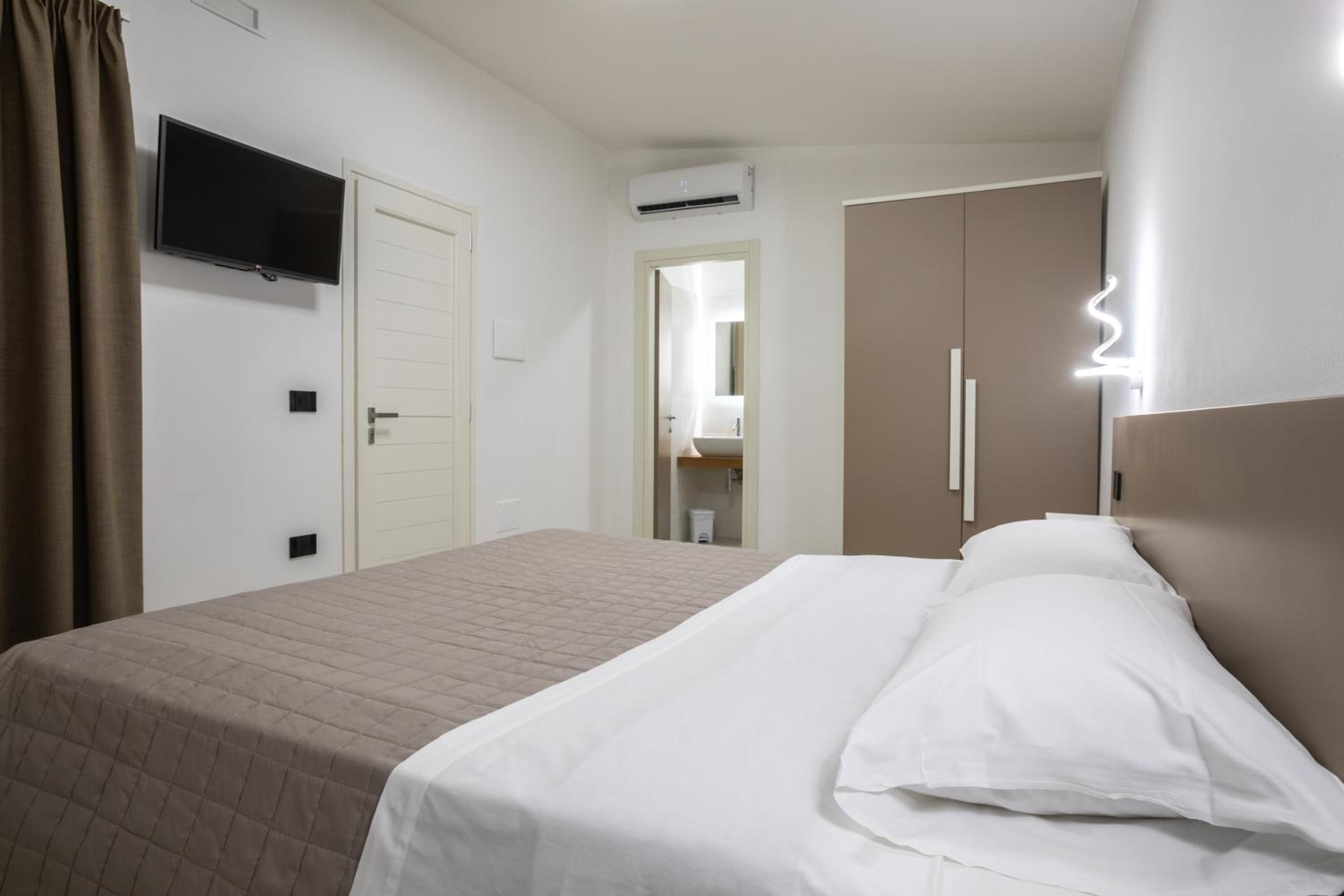 Superior Double Room - Photo 2