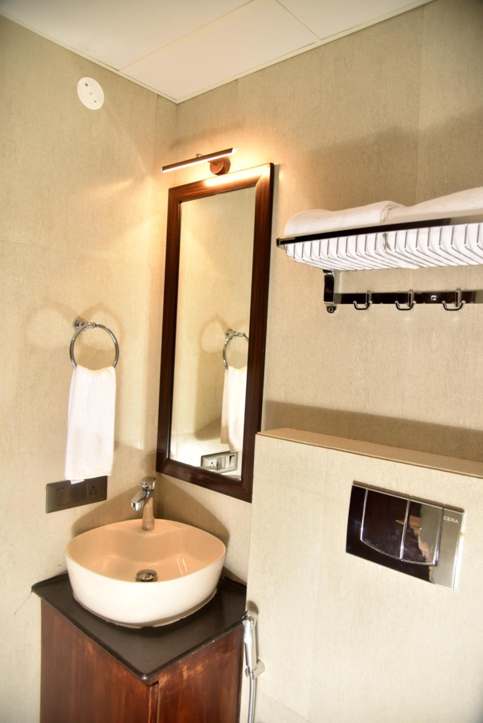 Deluxe King Room - Photo 3