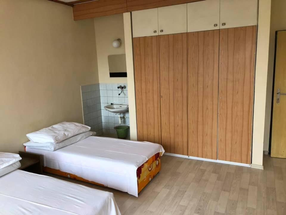 Economy Quadruple Room with Shared Bathroom photo 2