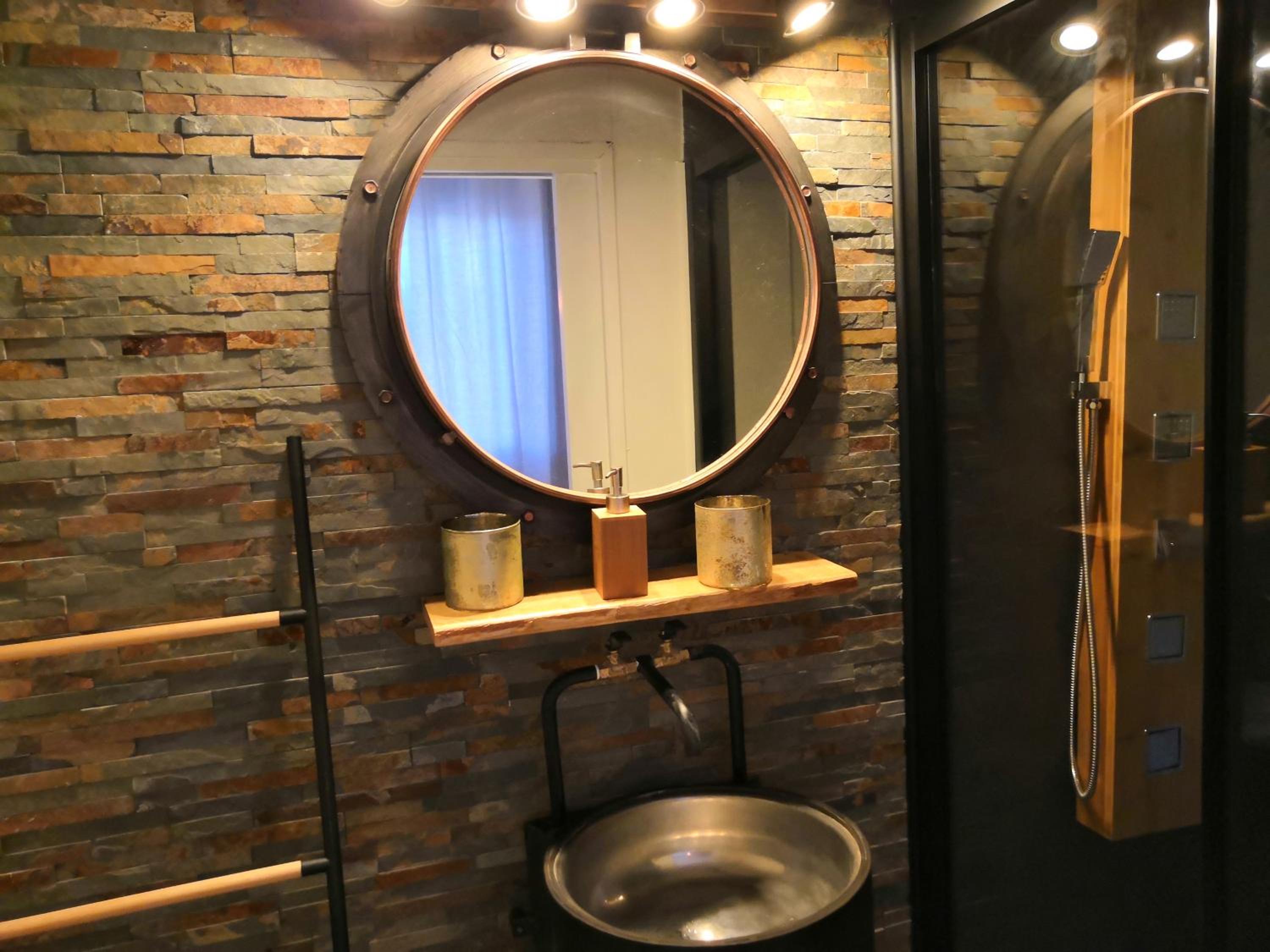 Apartment with Shower - Photo 5