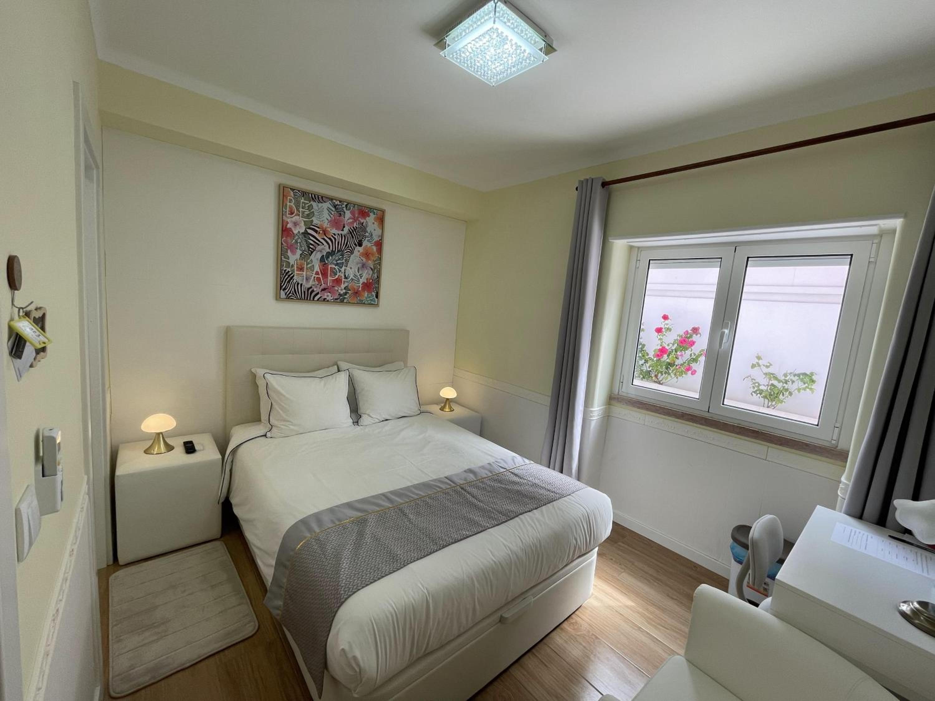 Small Double Room with Private Bathroom - Photo 1