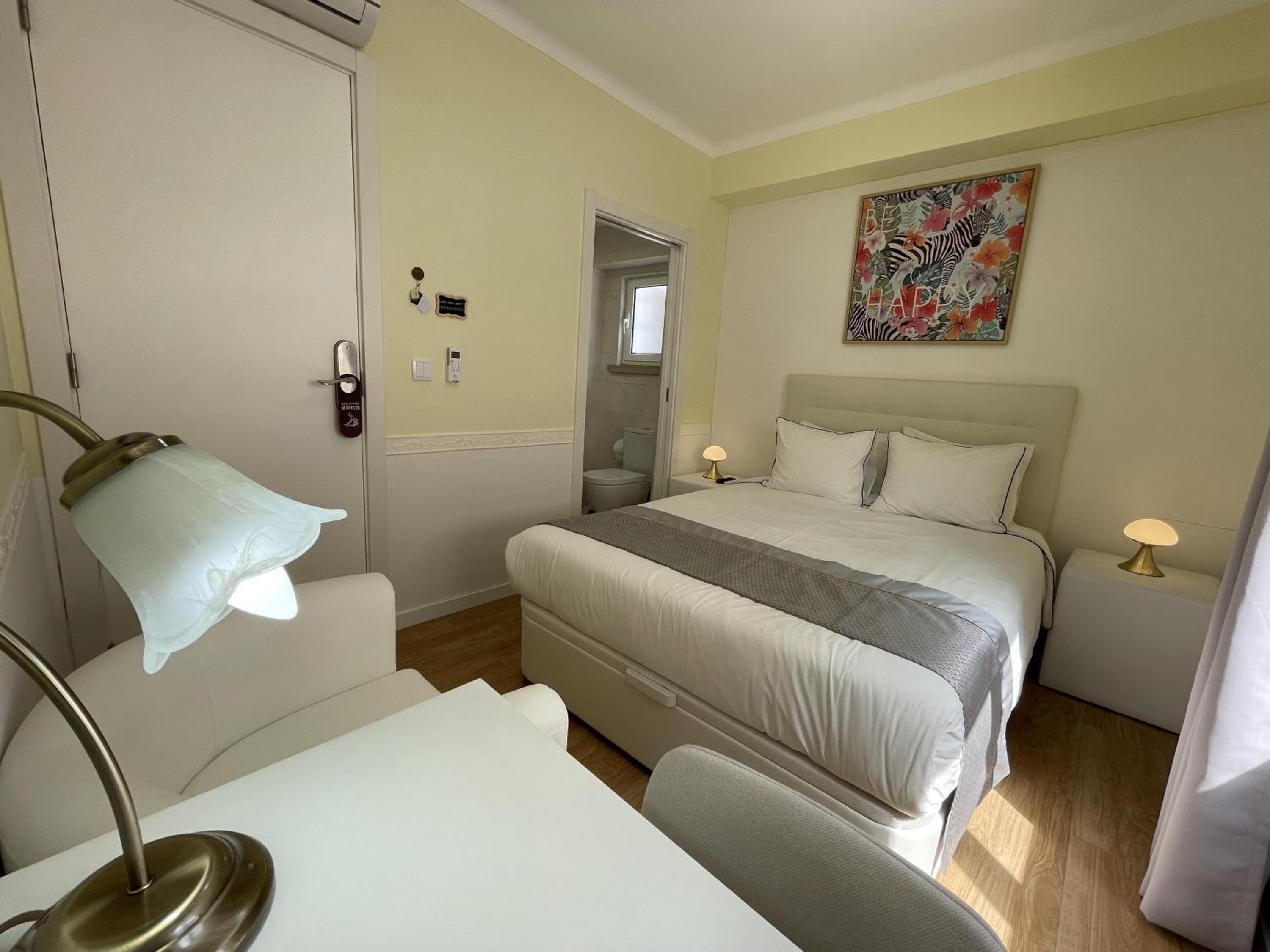 Small Double Room with Private Bathroom - Photo 5