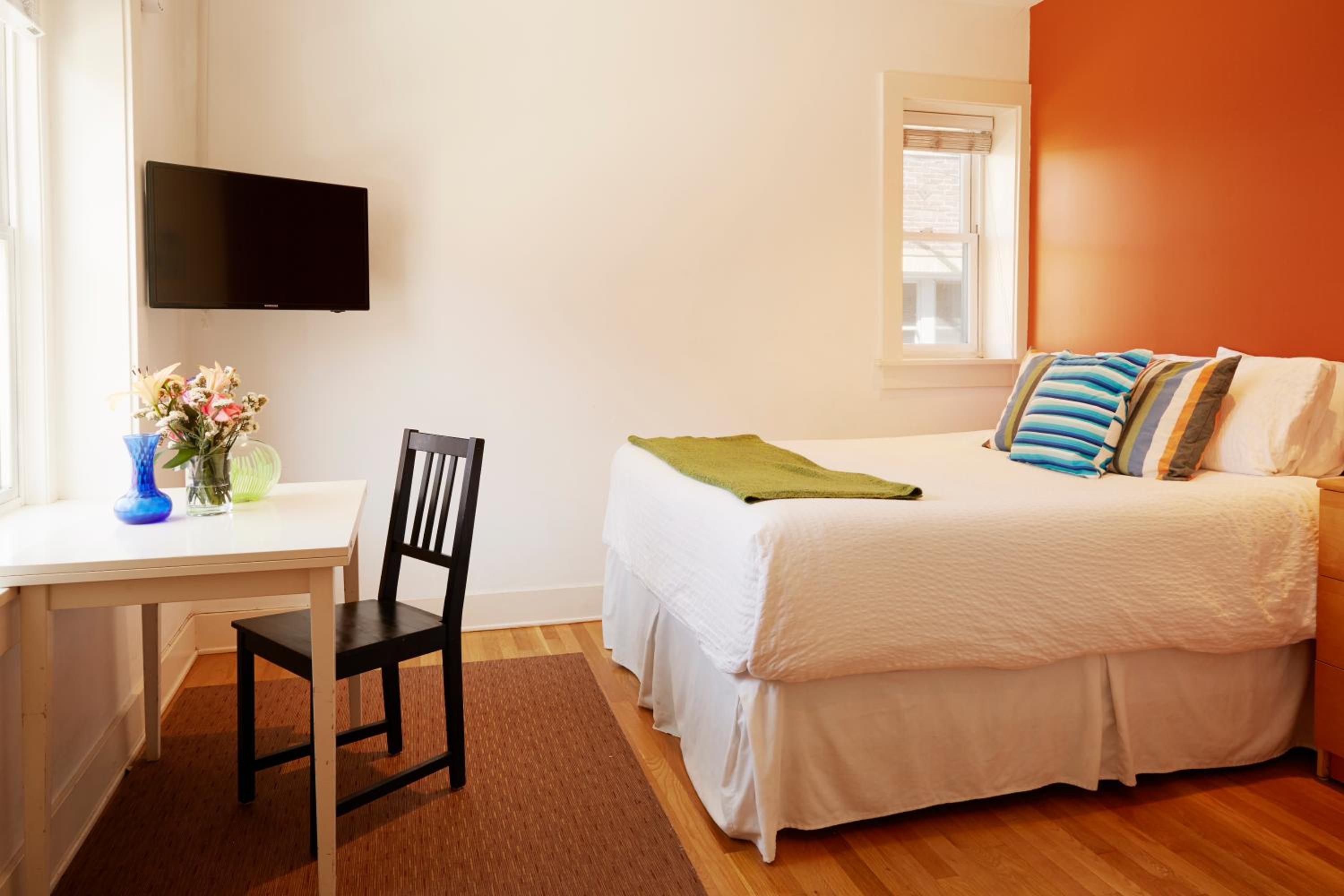 Junior Studio Suite - 1 Queen Bed