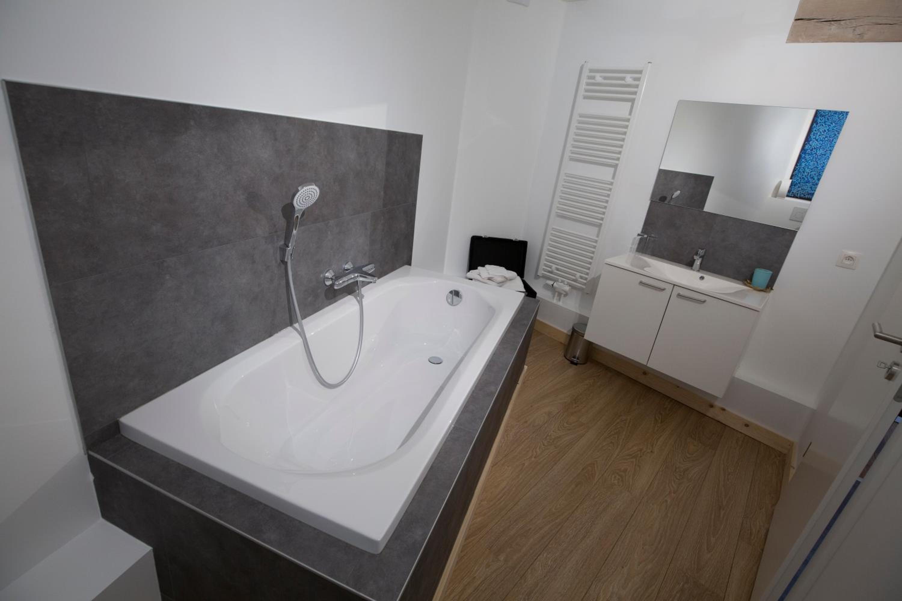 Standard Double Room - Photo 12