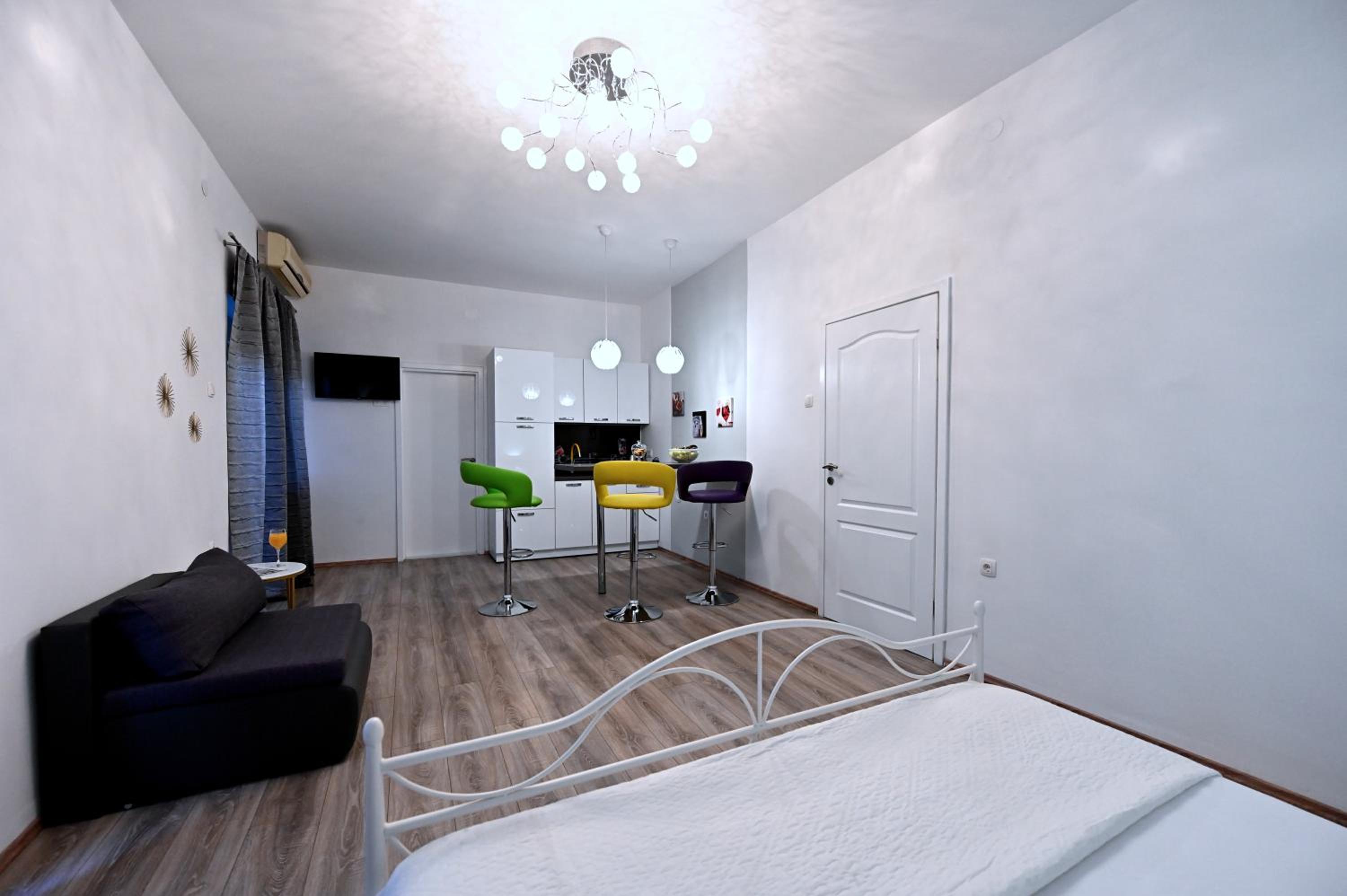 One-Bedroom Apartment - Photo 32
