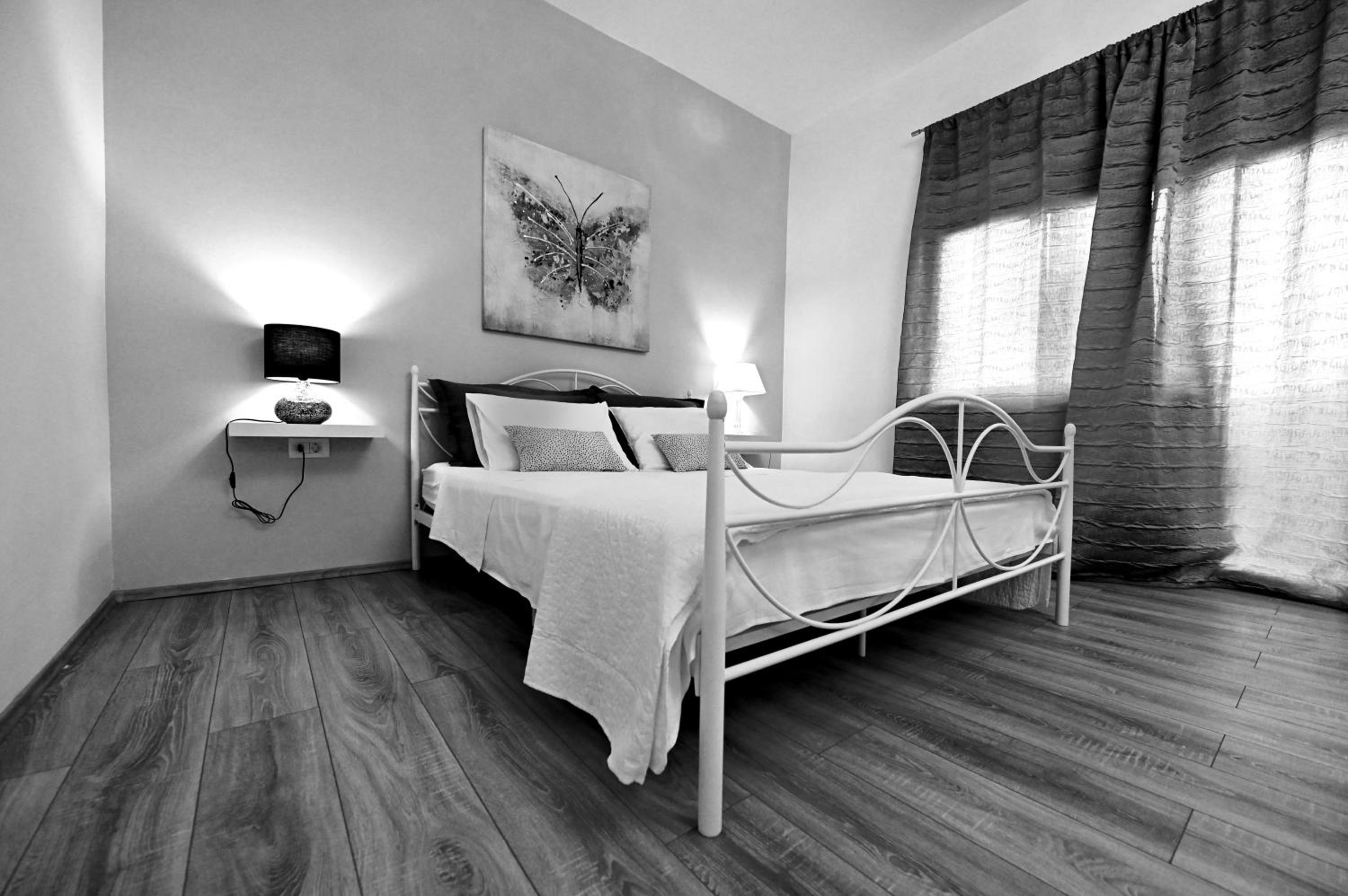 One-Bedroom Apartment - Photo 37