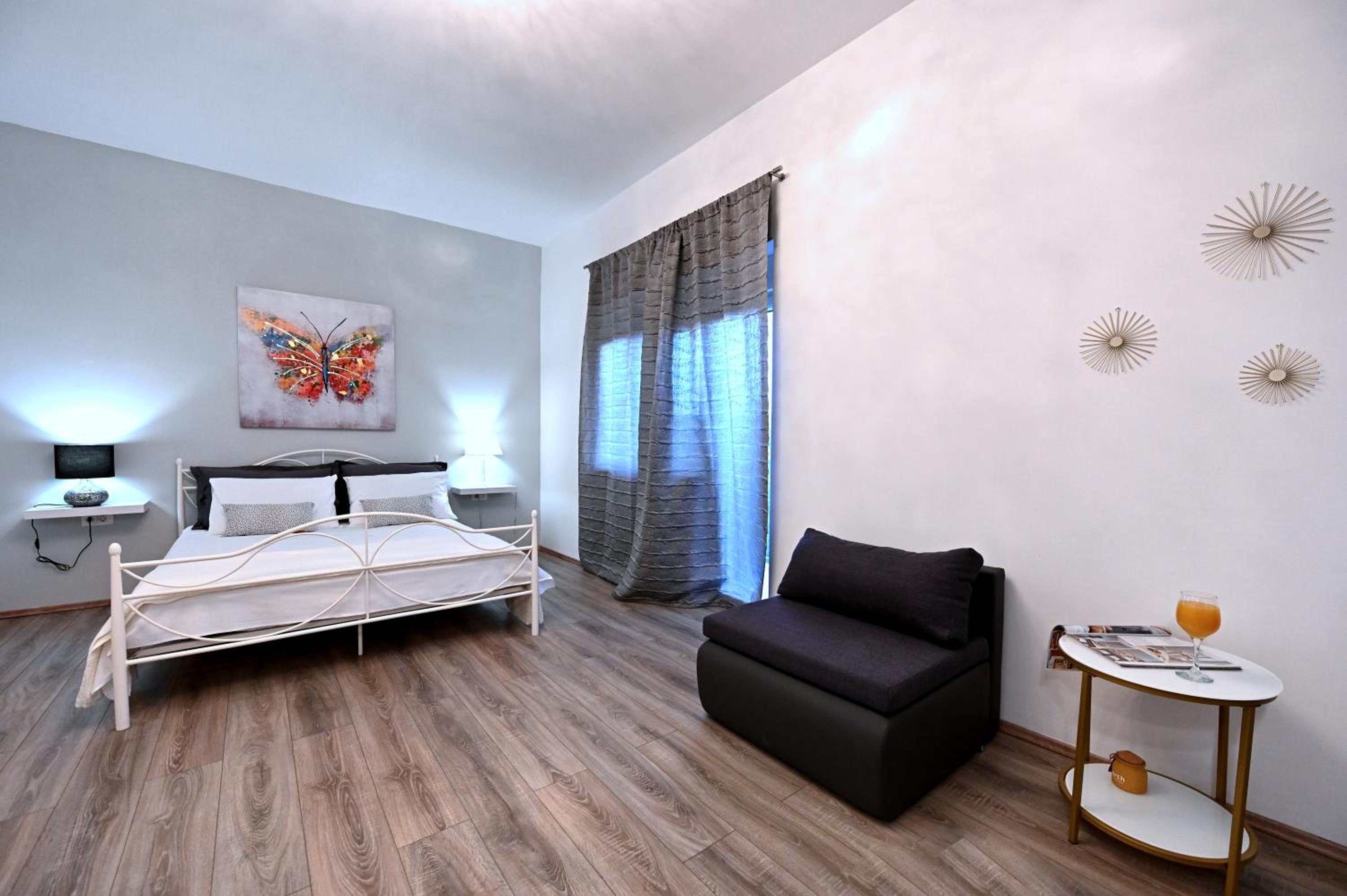 One-Bedroom Apartment - Photo 12