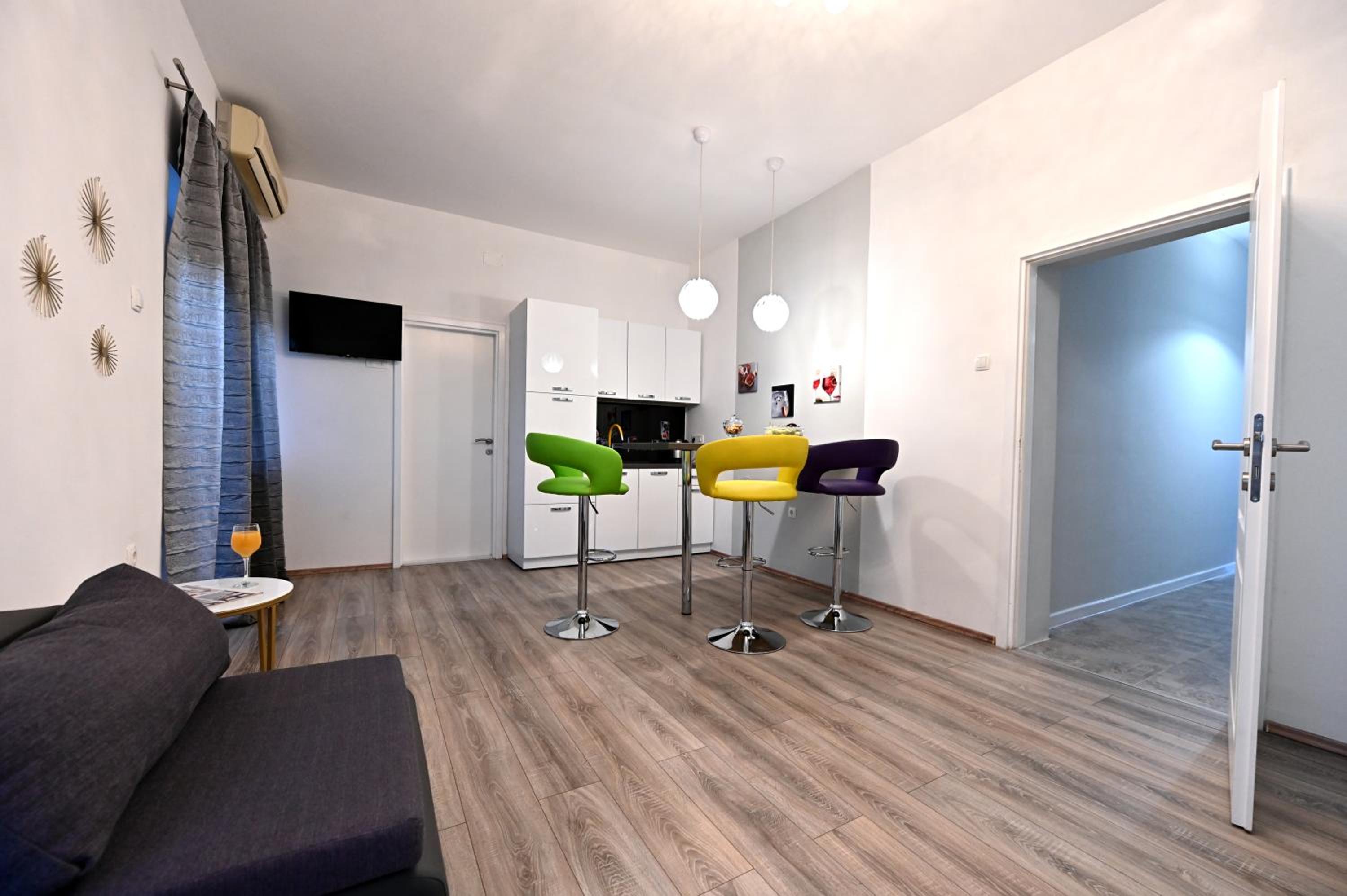 One-Bedroom Apartment - Photo 4
