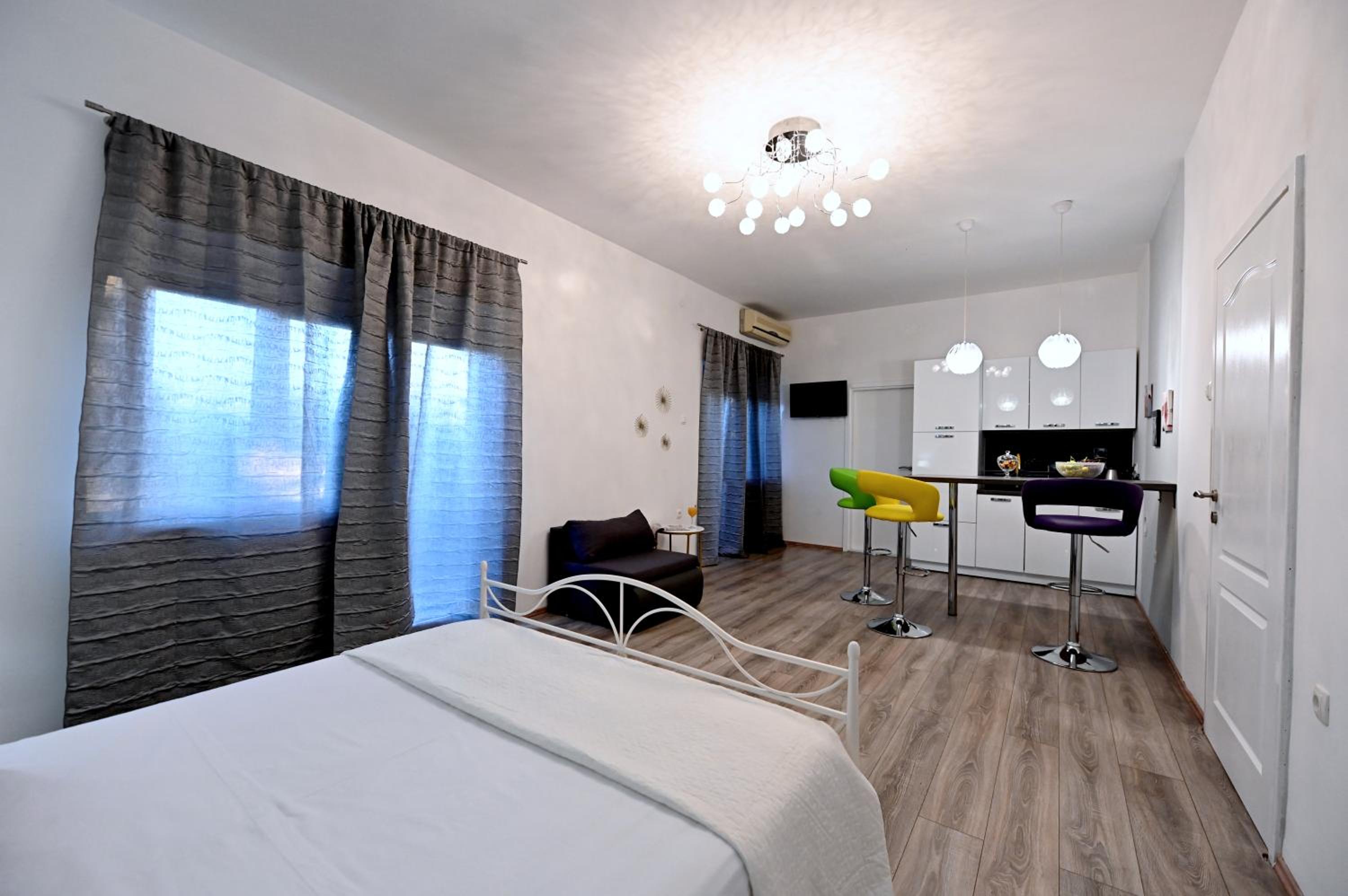One-Bedroom Apartment - Photo 6