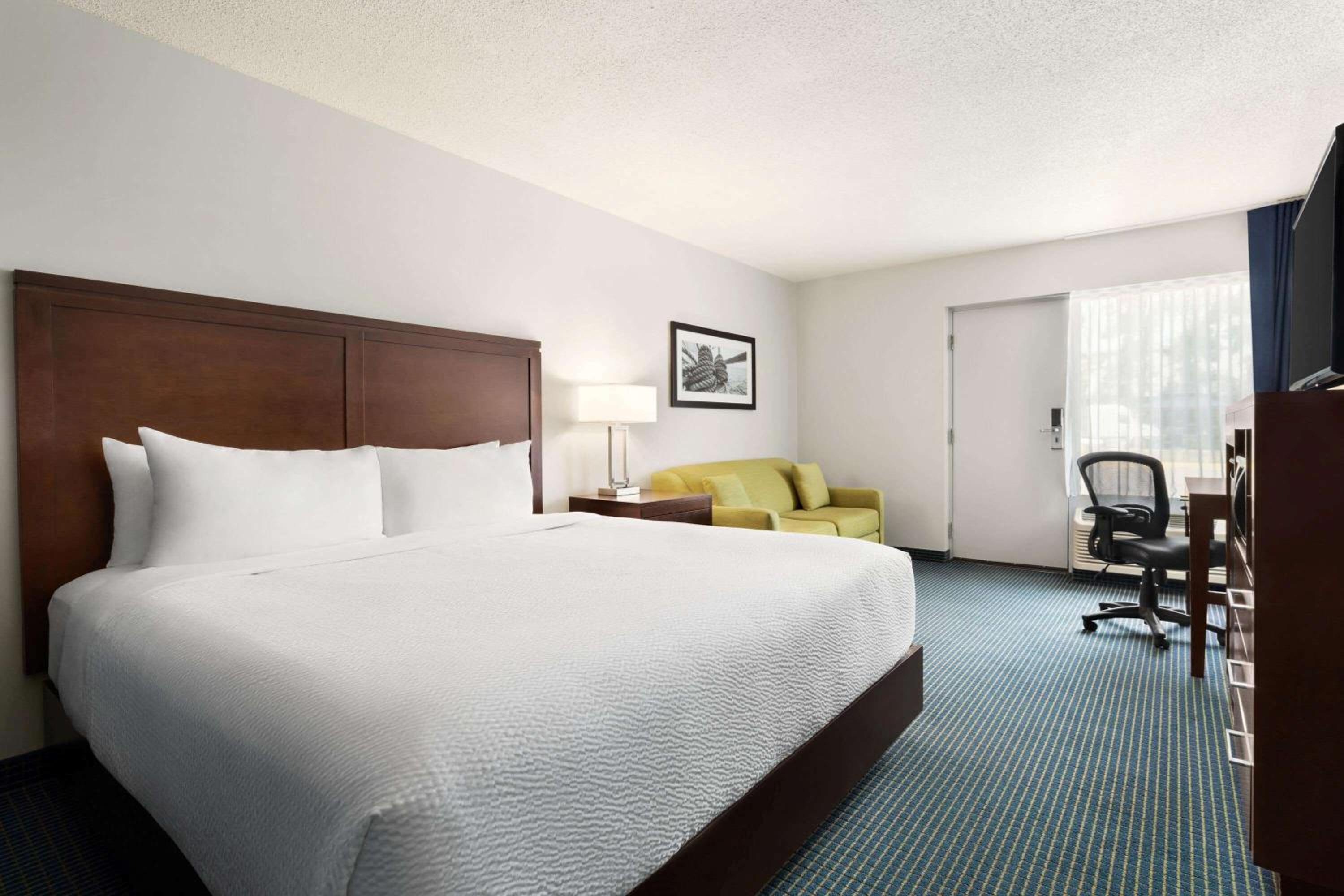 Premium King Room - Non-Smoking, Exterior Hall photo 3