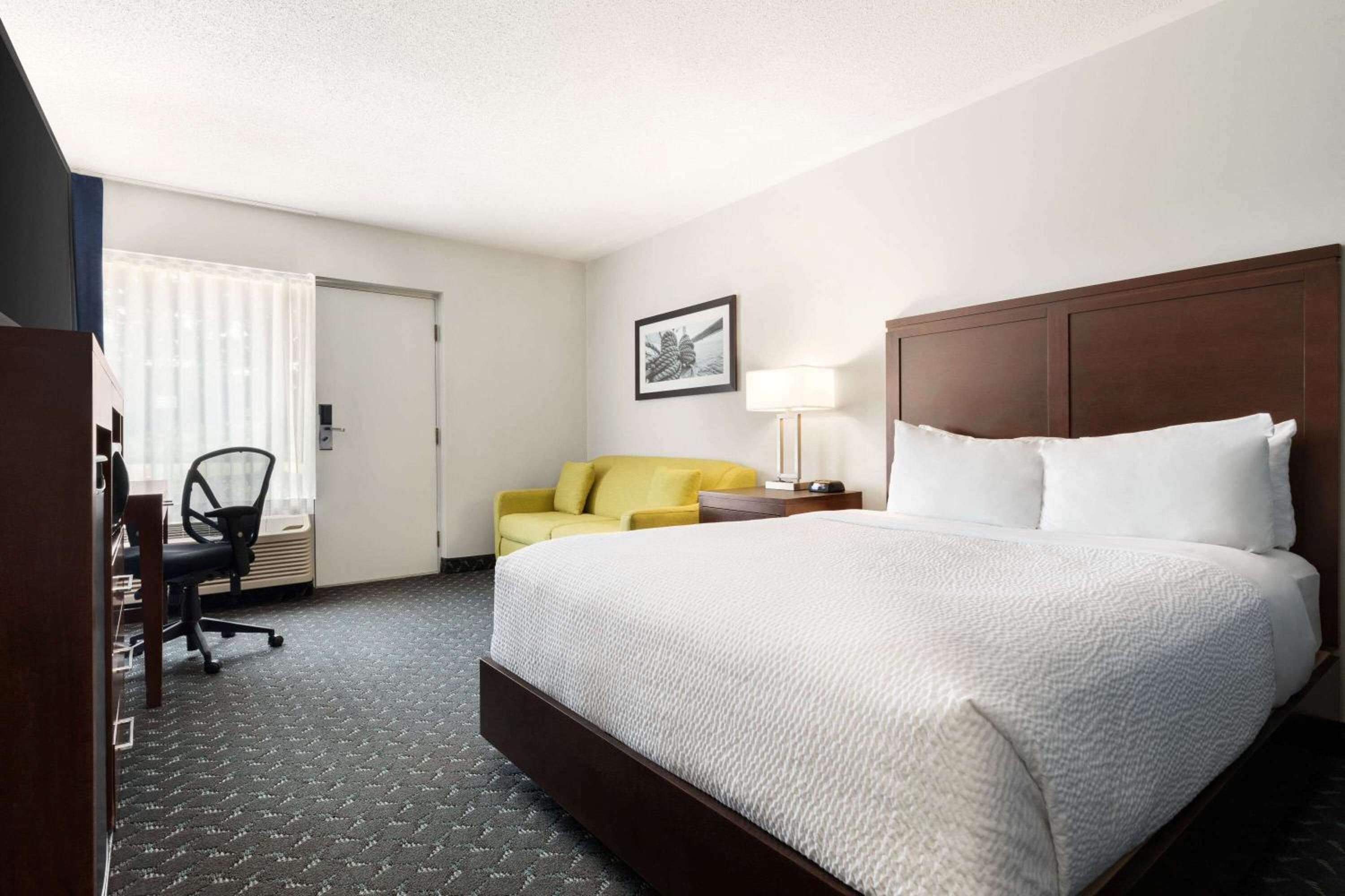 Premium Queen Room - Non-Smoking, Exterior Hall photo 1